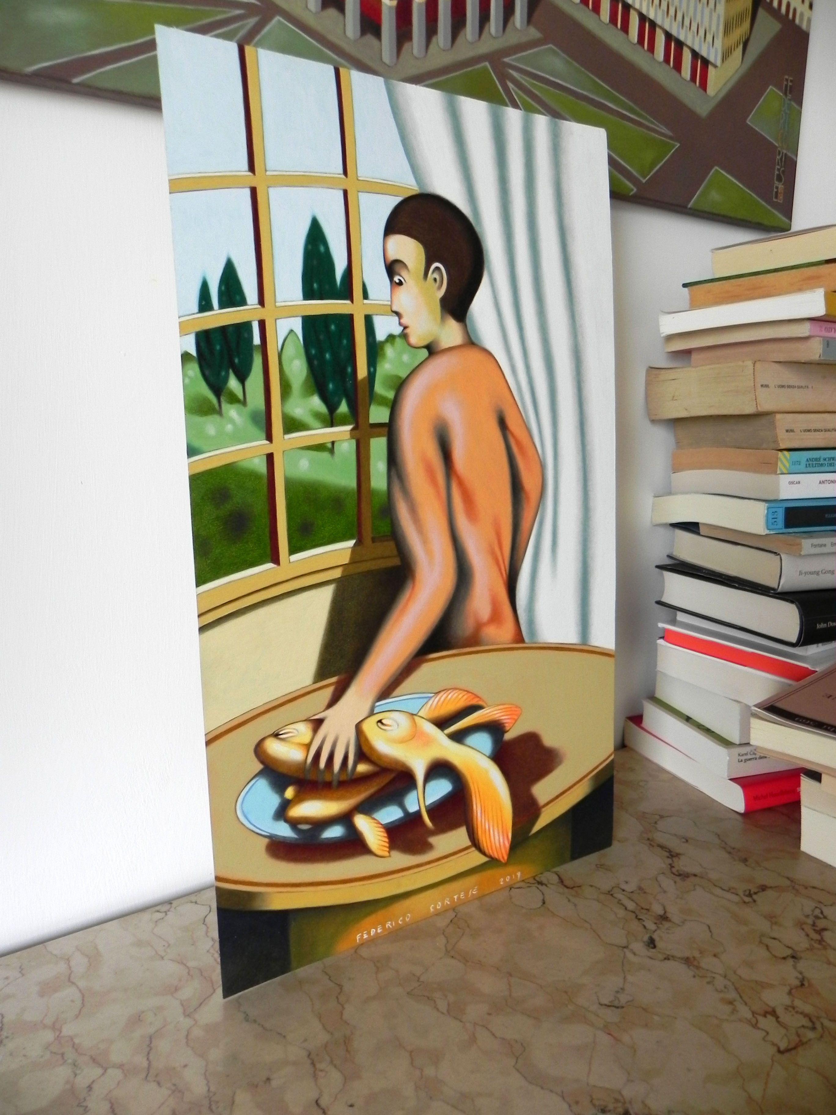 Una vista interior surrealista. Una figura masculina mira por una ventana. Dentro de la sala, una mesa con un inesperado plato lleno de pescado. El cuadro está realizado con colores al óleo sobre papel grueso preparado para pintura al óleo y está