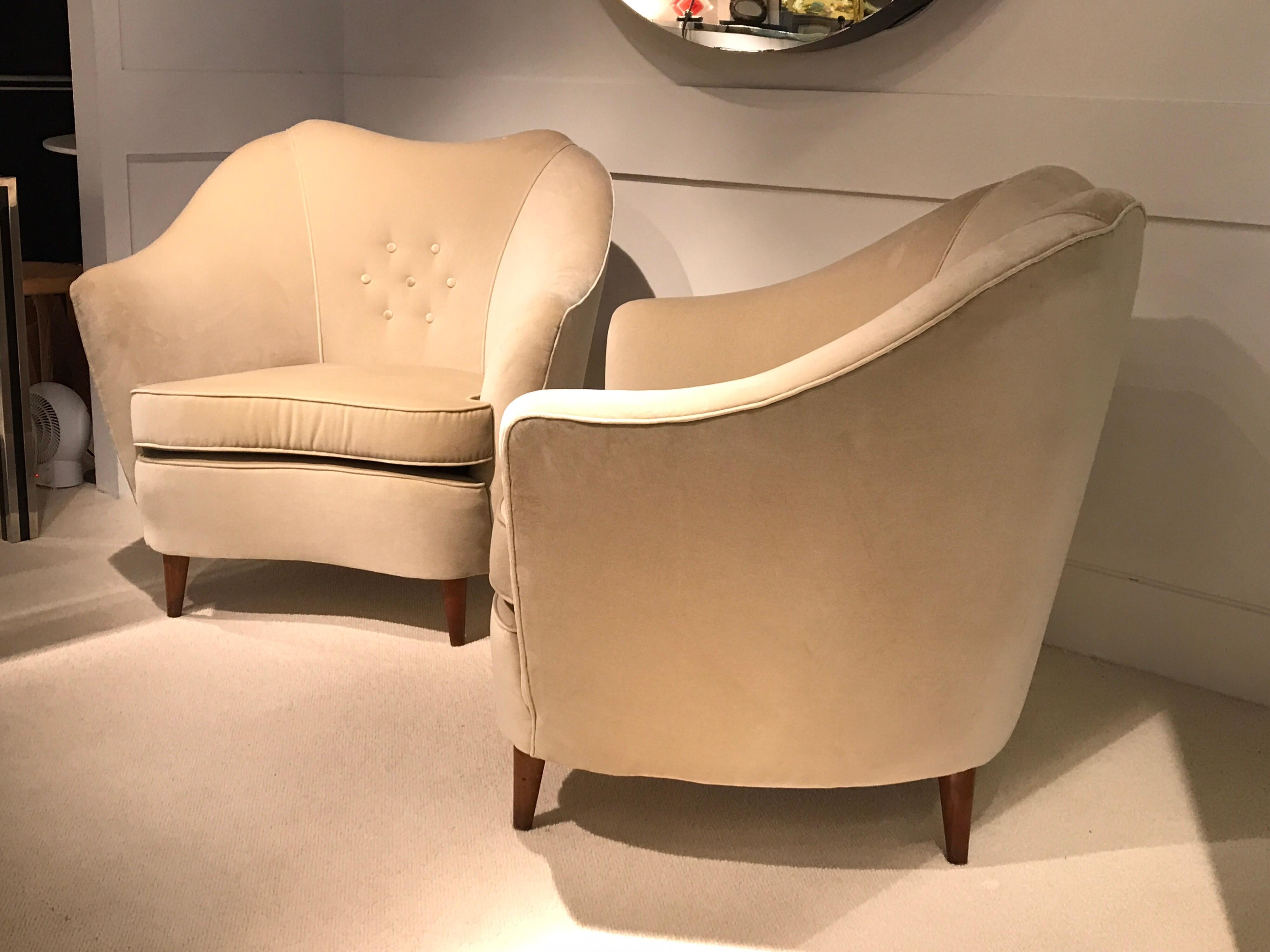 Pair of 1950 armchairs by Federico Munary;
Reupholstered with 100 % cotton Velvet.
Great condition.