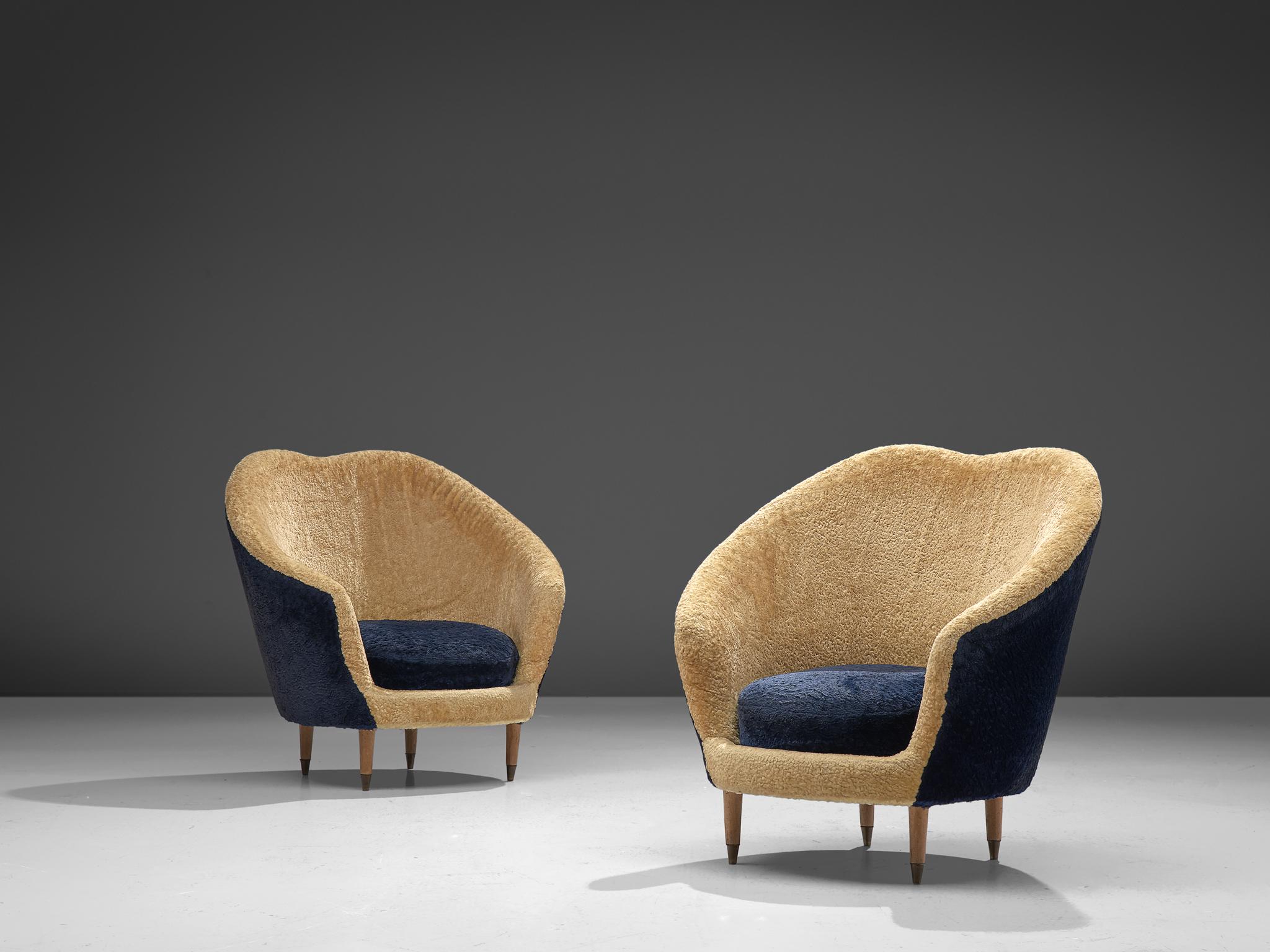 Federico Munari, pair of lounge chairs, velvet and brass, Italy, 1940s

This theatrical, elegant set of lounge chairs feature a curved, to ascended back that flows over to the armrests. The backrests are bold and high, which gives these chairs