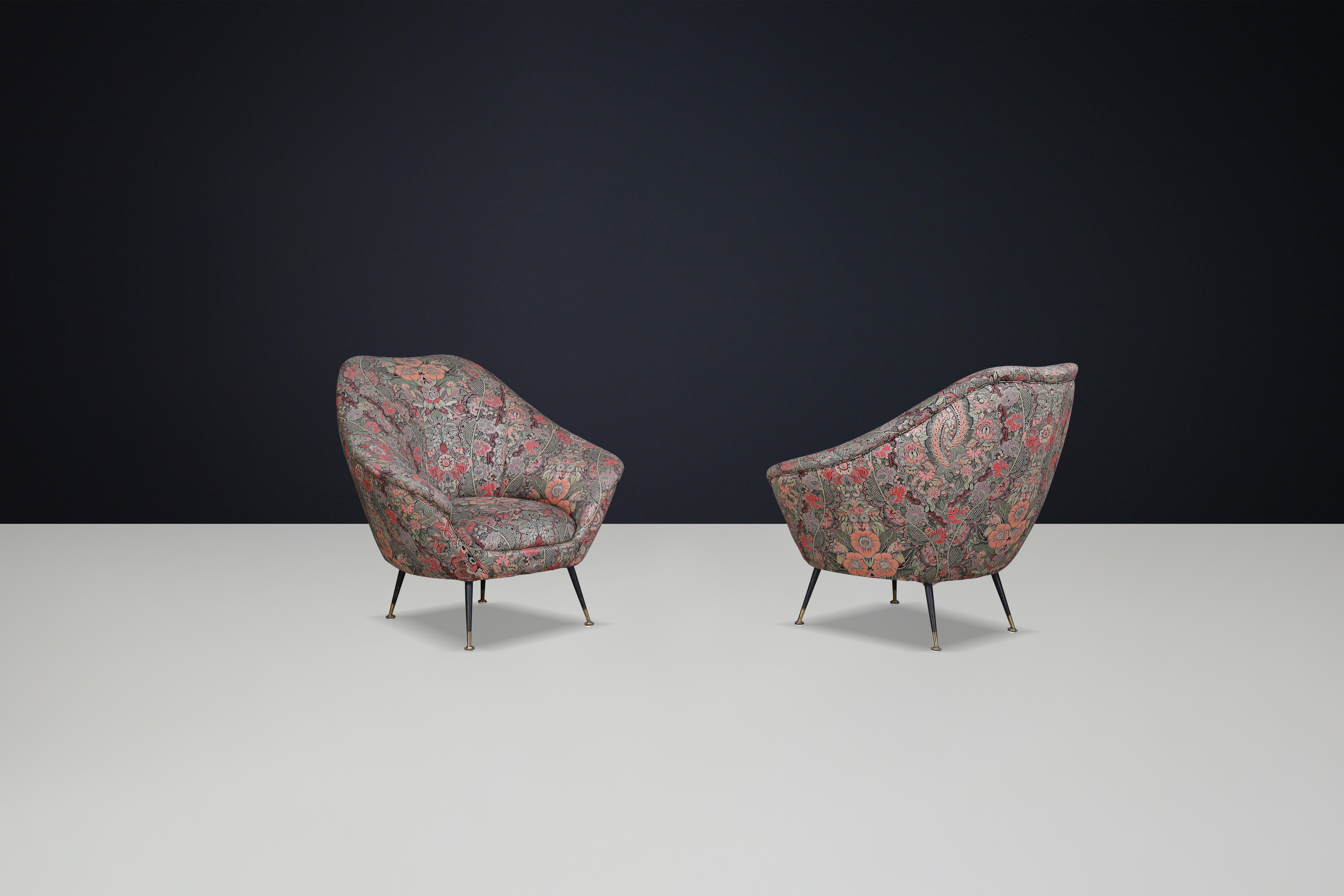 Federico Munari Armchairs in Original Floral Upholstery with Brass Feet. For Sale 4