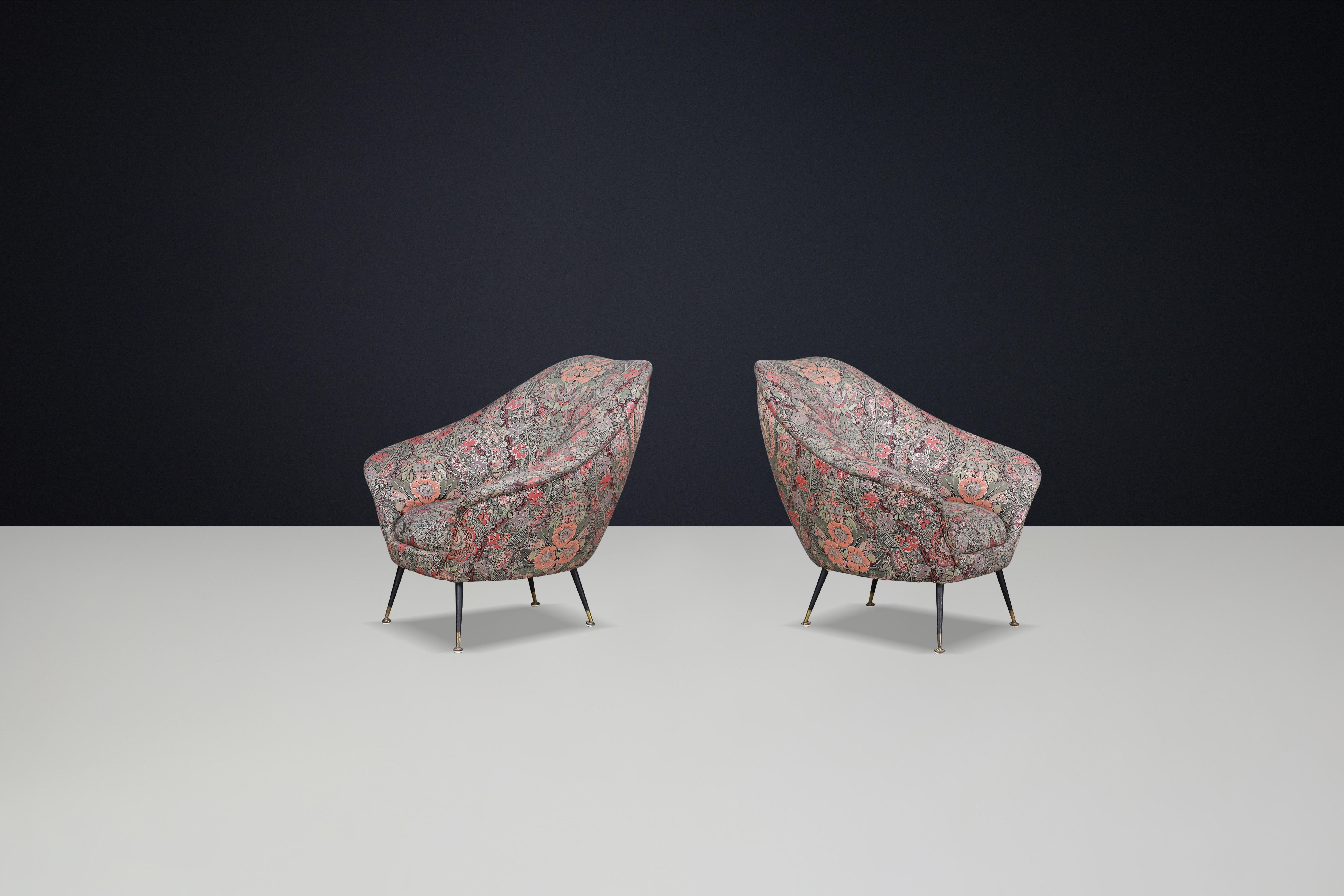 Federico Munari Armchairs in Original Floral Upholstery with Brass Feet. In Good Condition For Sale In Almelo, NL