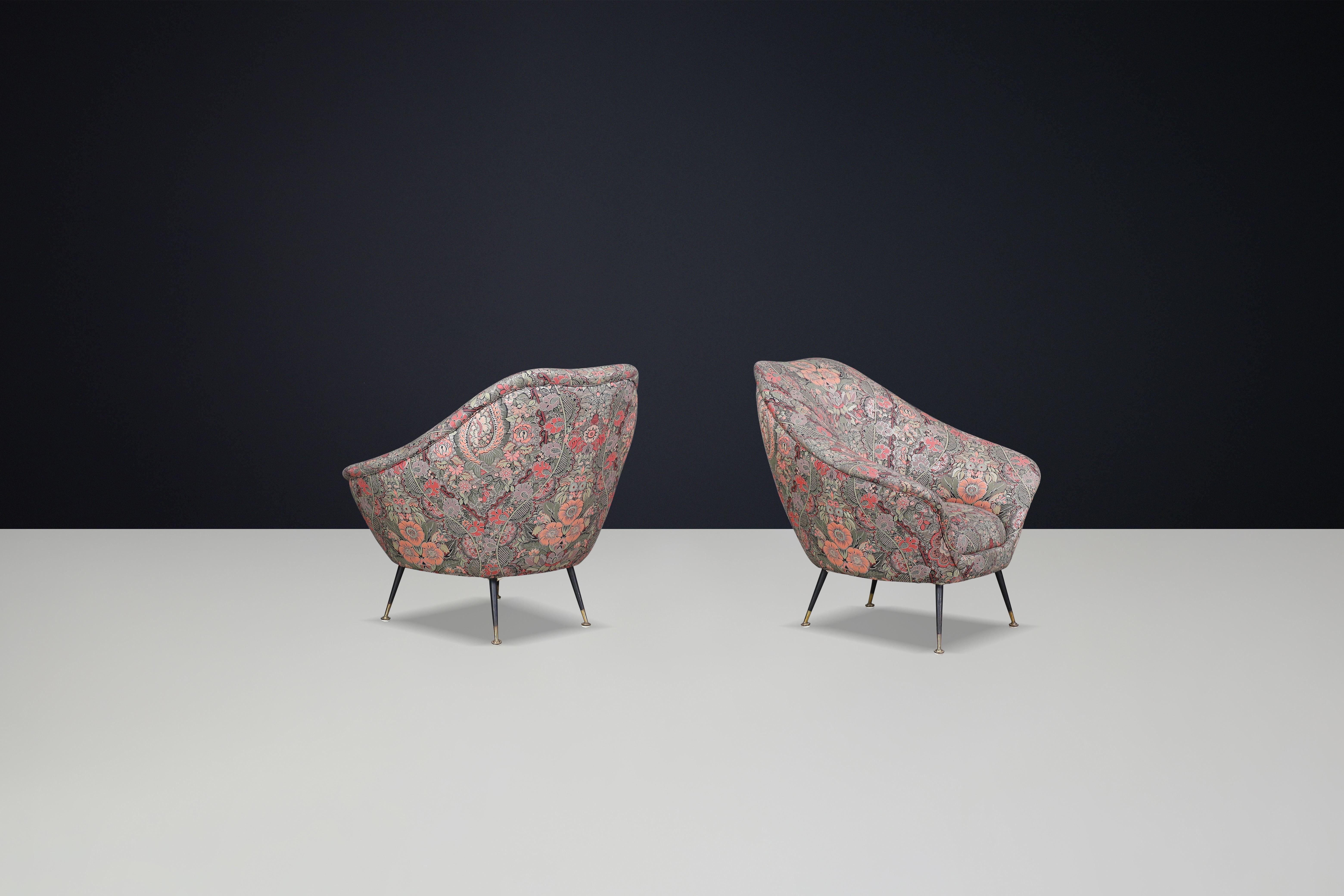 Federico Munari Armchairs in Original Floral Upholstery with Brass Feet. For Sale 1