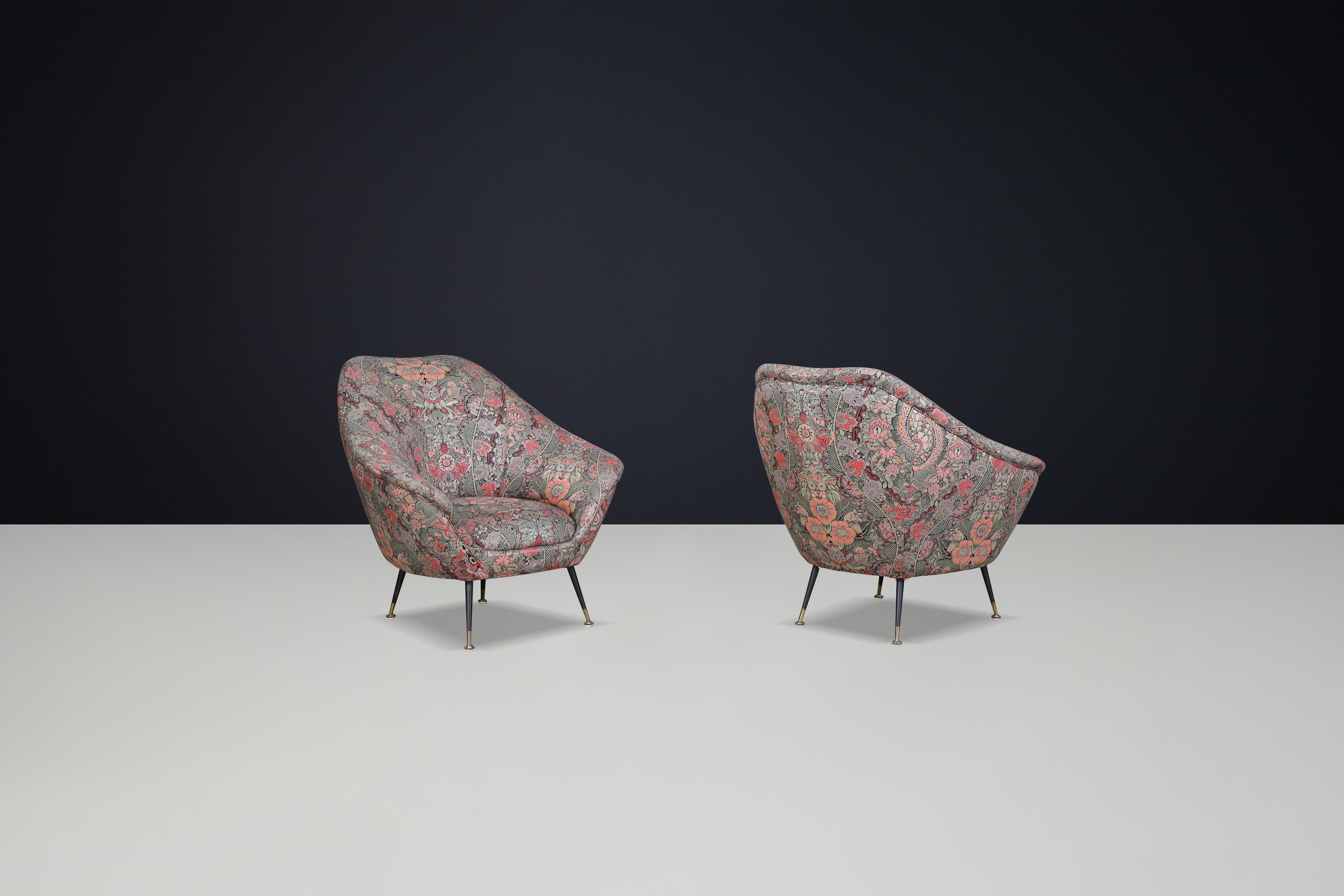 Federico Munari Armchairs in Original Floral Upholstery with Brass Feet. For Sale 3
