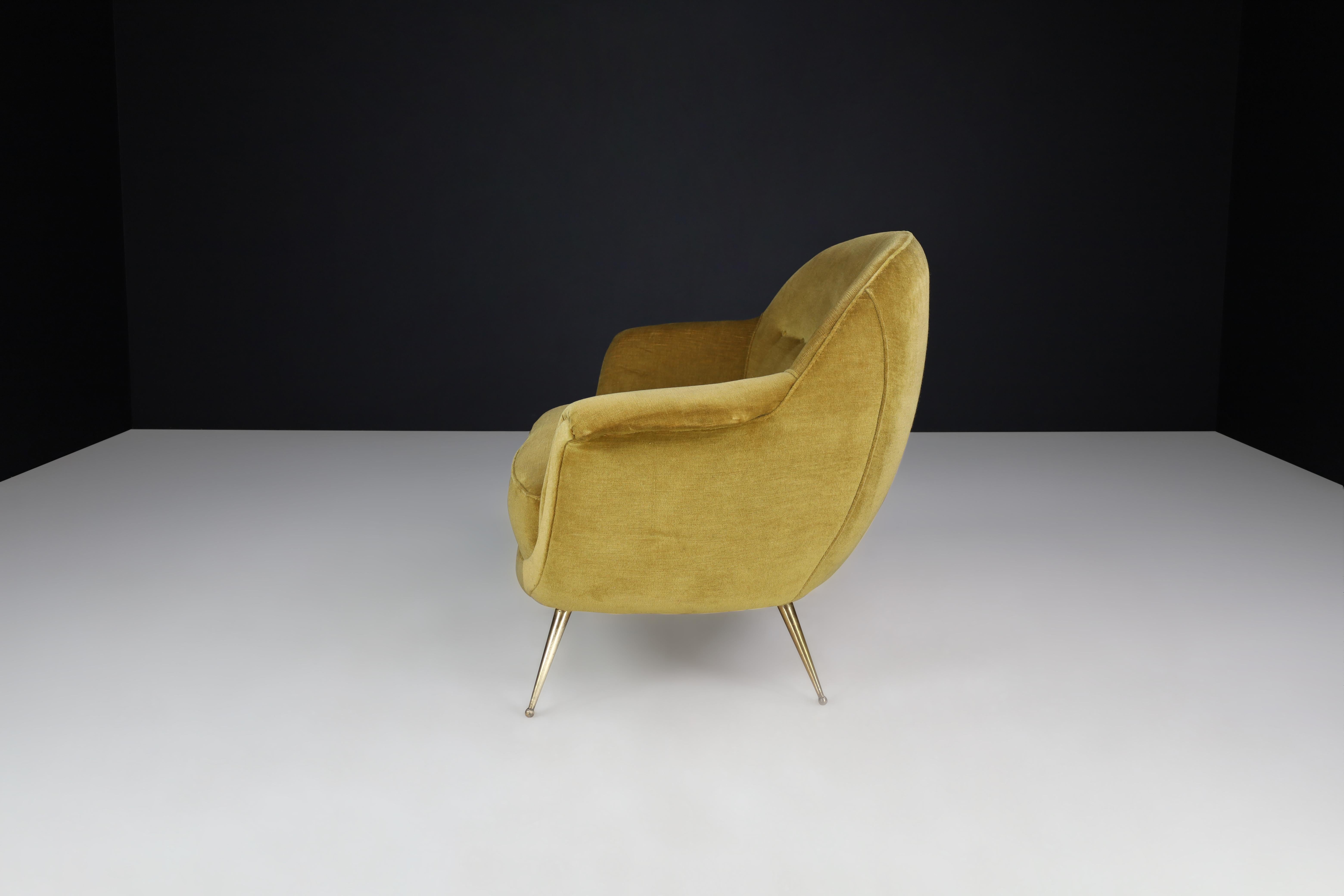 Federico Munari Loveseat in Velvet and Brass, Italy, the, 1950s In Good Condition For Sale In Almelo, NL
