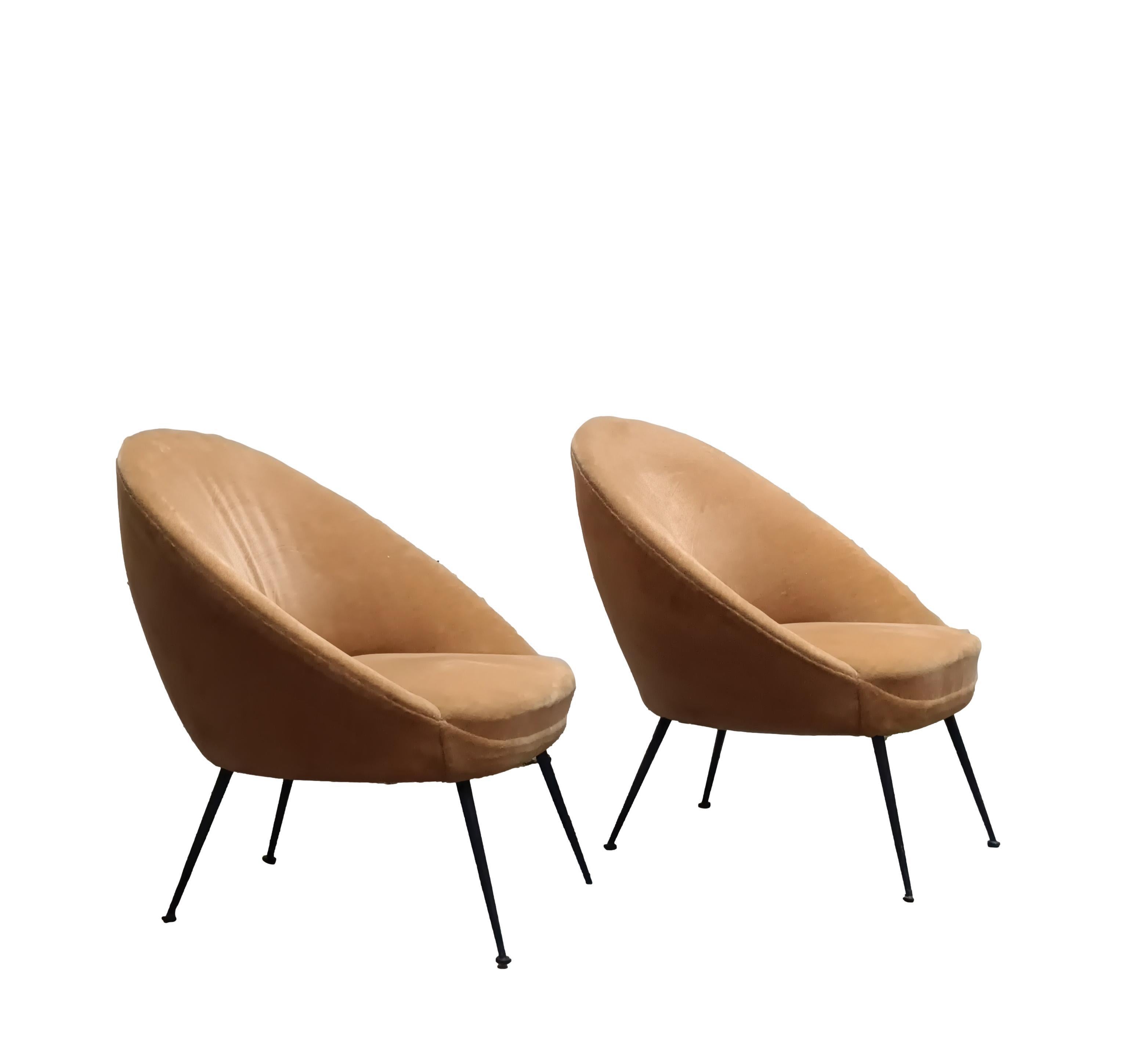 Mid-Century moderno Federico Munari Coppia di Poltrone in Velluto Color Sabbia, Italia 1950s in vendita