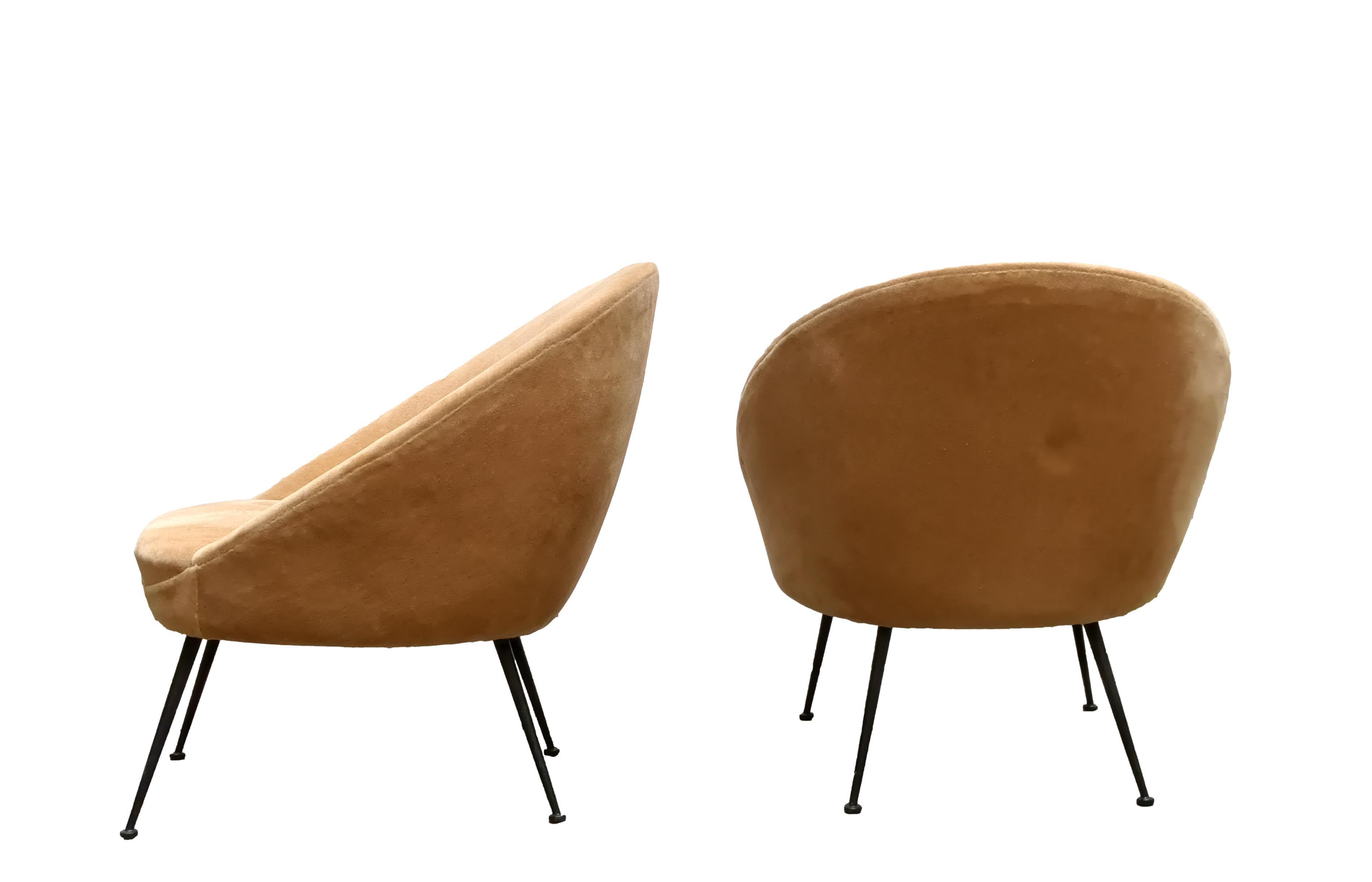 Mid-20th Century Federico Munari Coppia di Poltrone in Velluto Color Sabbia, Italia 1950s in vendita