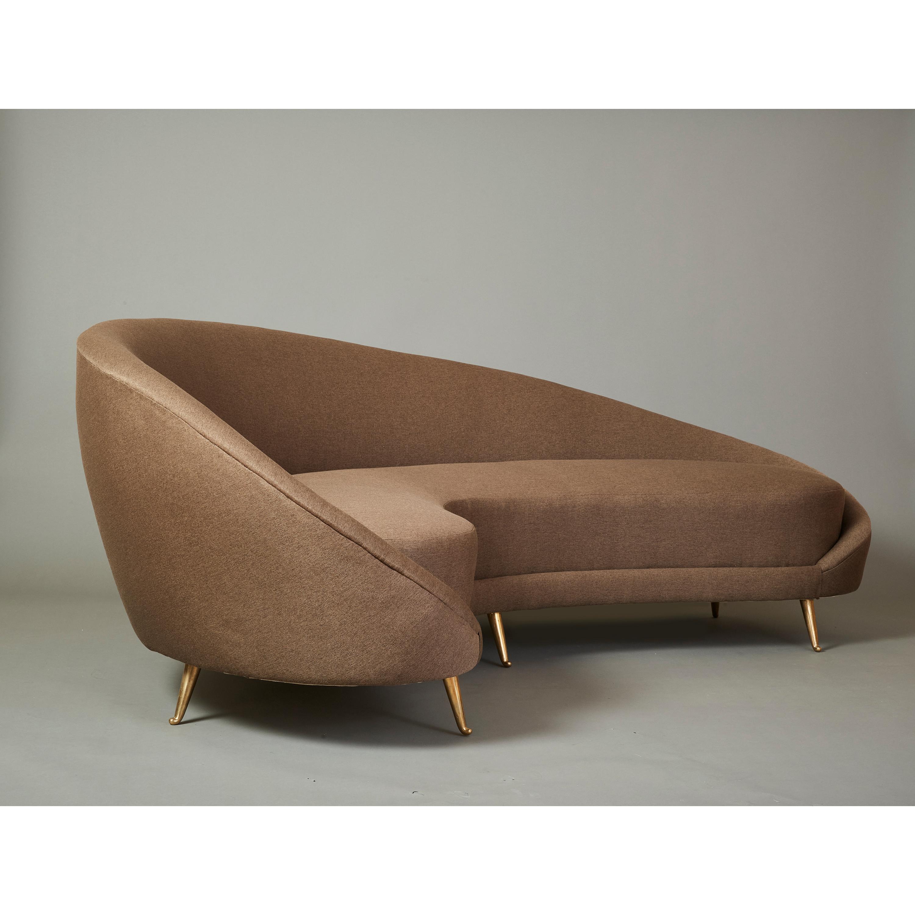 Federico Munari Gebogenes Bumerang-Sofa mit polierten Messingbeinen, Italien 1950er Jahre im Angebot 5