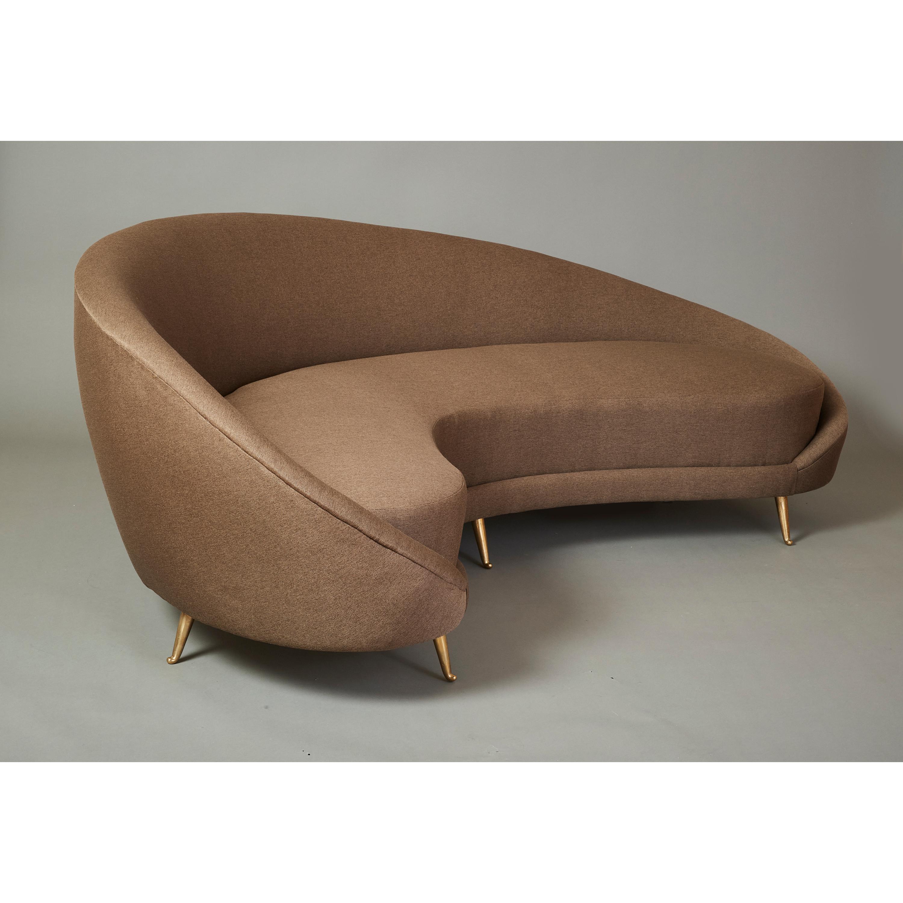 Federico Munari Gebogenes Bumerang-Sofa mit polierten Messingbeinen, Italien 1950er Jahre im Angebot 6