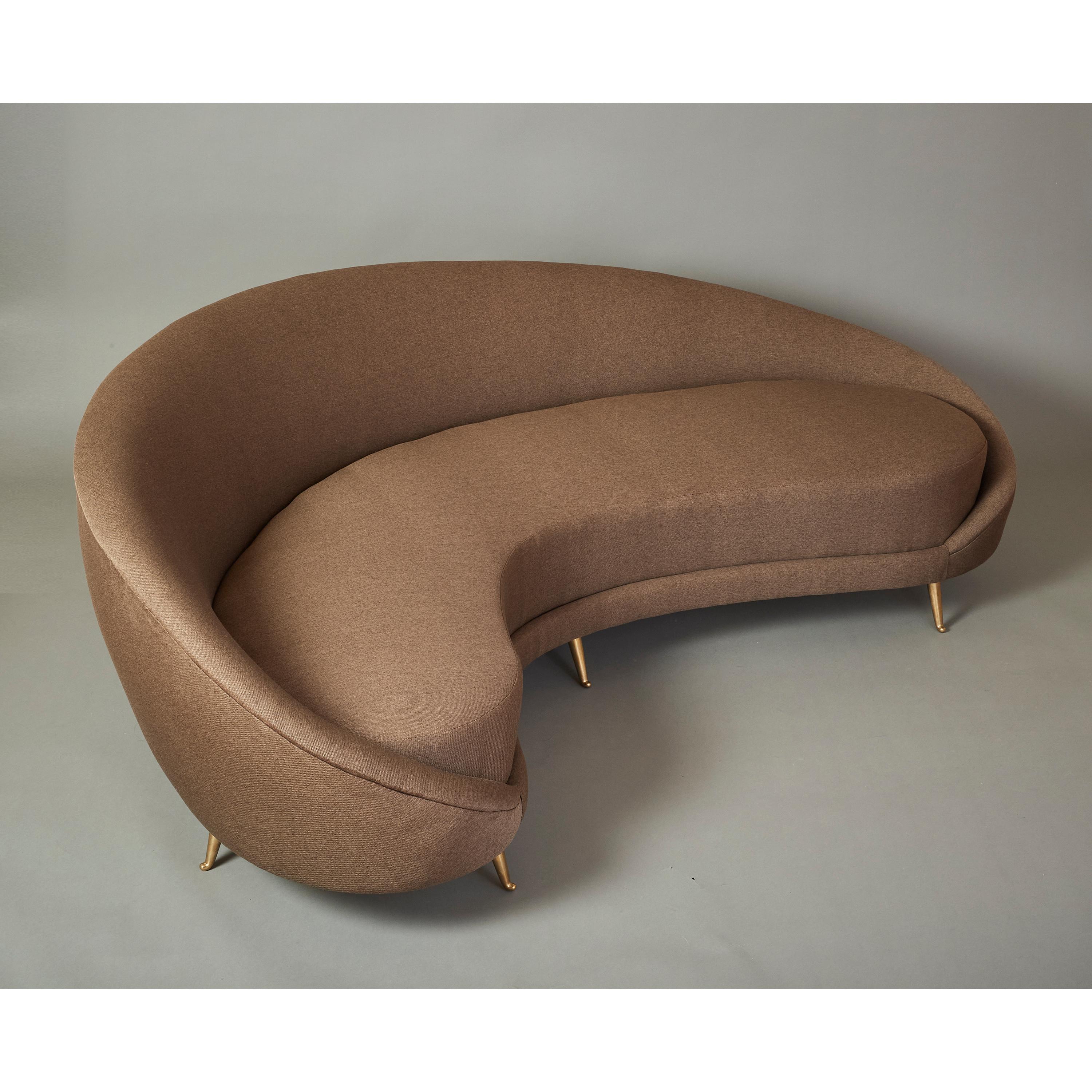 Federico Munari Gebogenes Bumerang-Sofa mit polierten Messingbeinen, Italien 1950er Jahre im Angebot 7