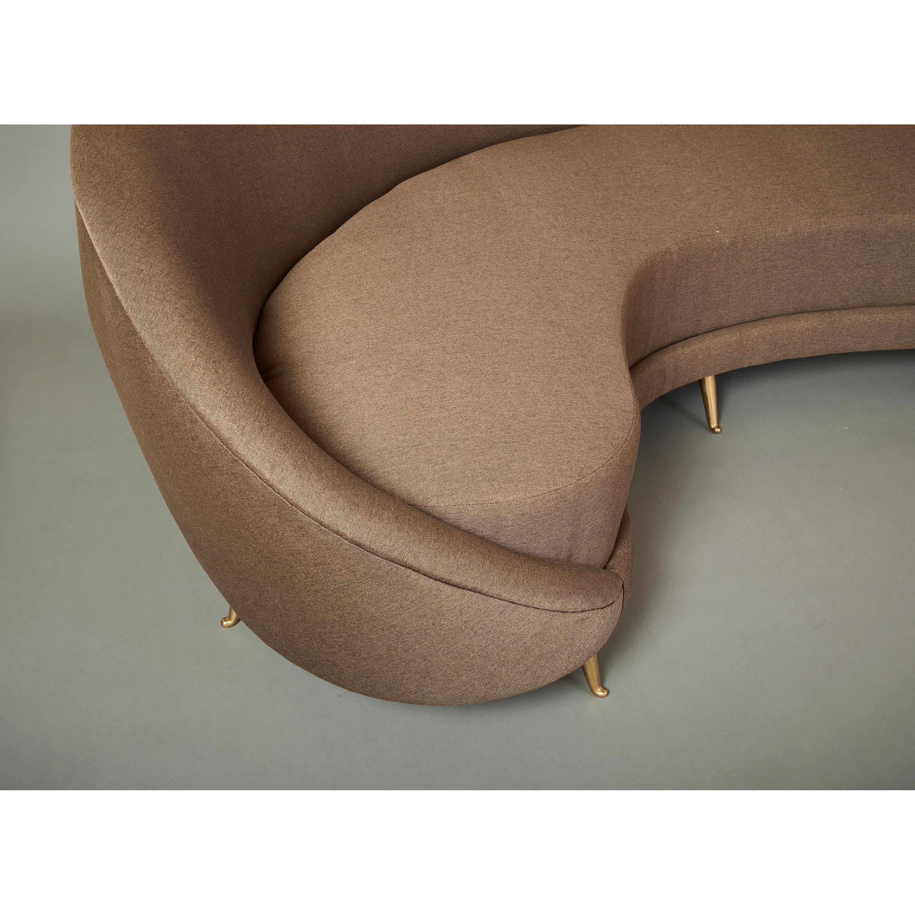 Federico Munari Gebogenes Bumerang-Sofa mit polierten Messingbeinen, Italien 1950er Jahre im Angebot 10