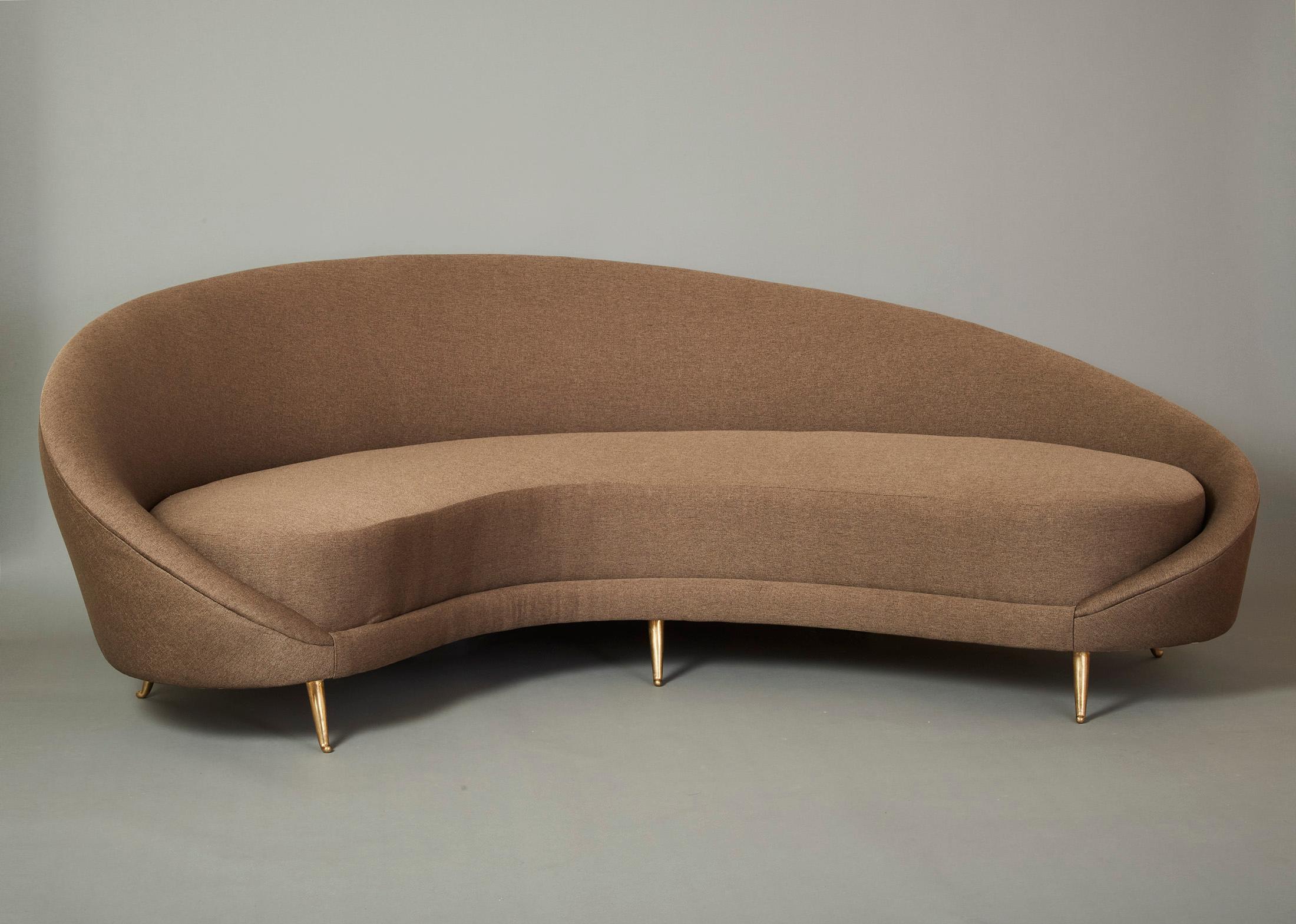 Federico Munari Gebogenes Bumerang-Sofa mit polierten Messingbeinen, Italien 1950er Jahre (Moderne der Mitte des Jahrhunderts) im Angebot