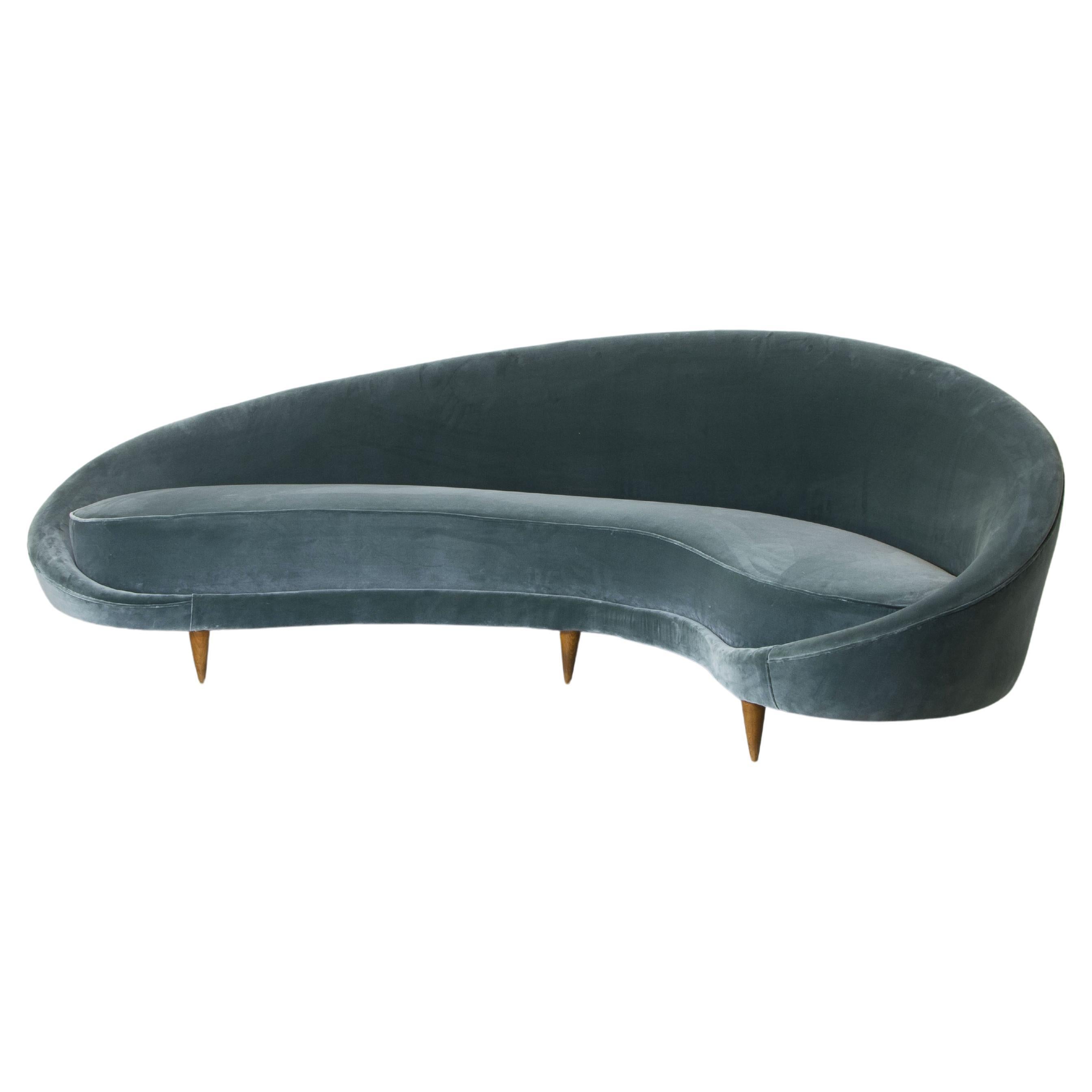 The vintage curved sofa designed by Federico Munari is a mid-century Italian classic. Fully upholstered in organic damask velvet
