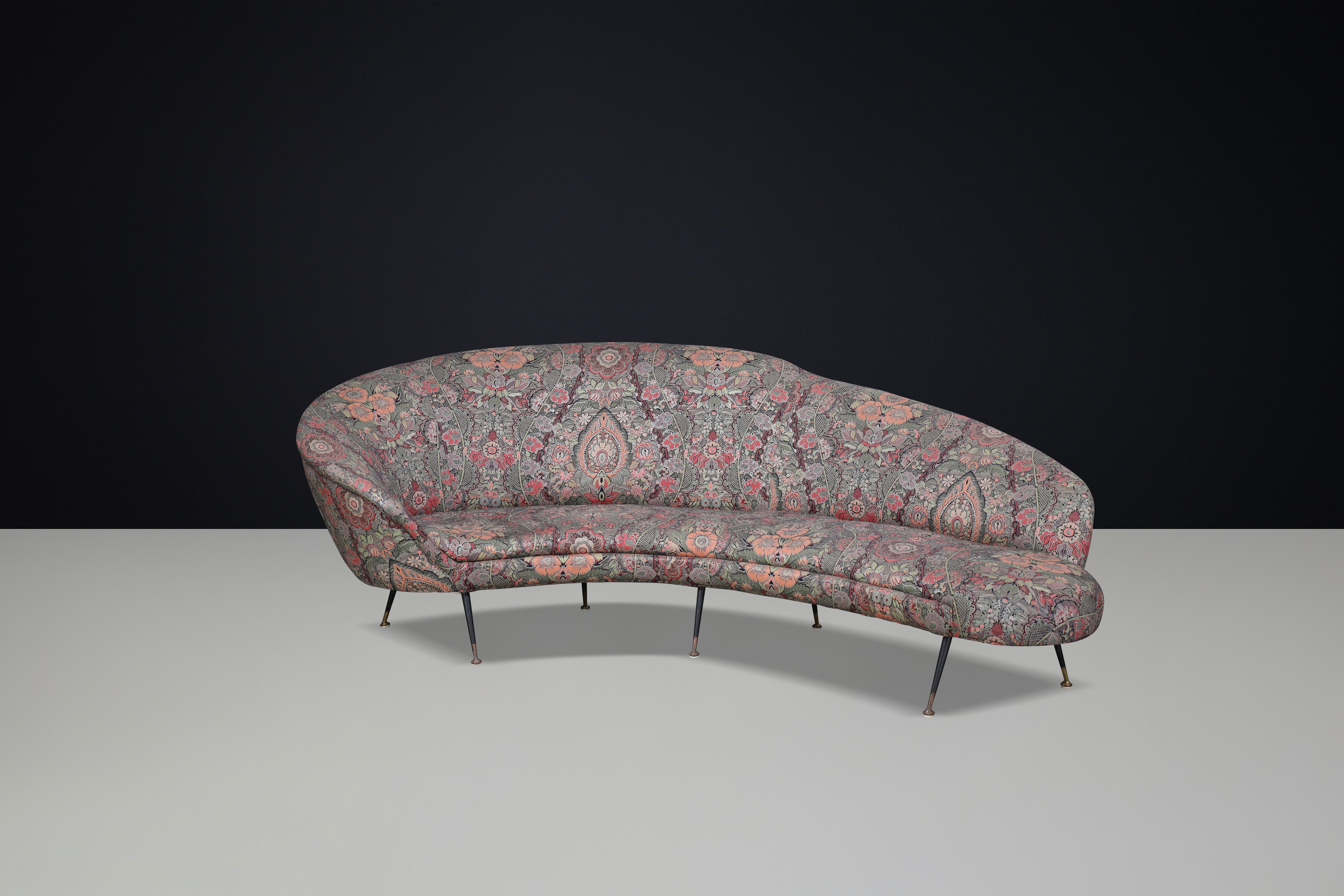 Federico Munari Curved Sofa in Original Floral Upholstery with Brass Feet, Italy For Sale 4
