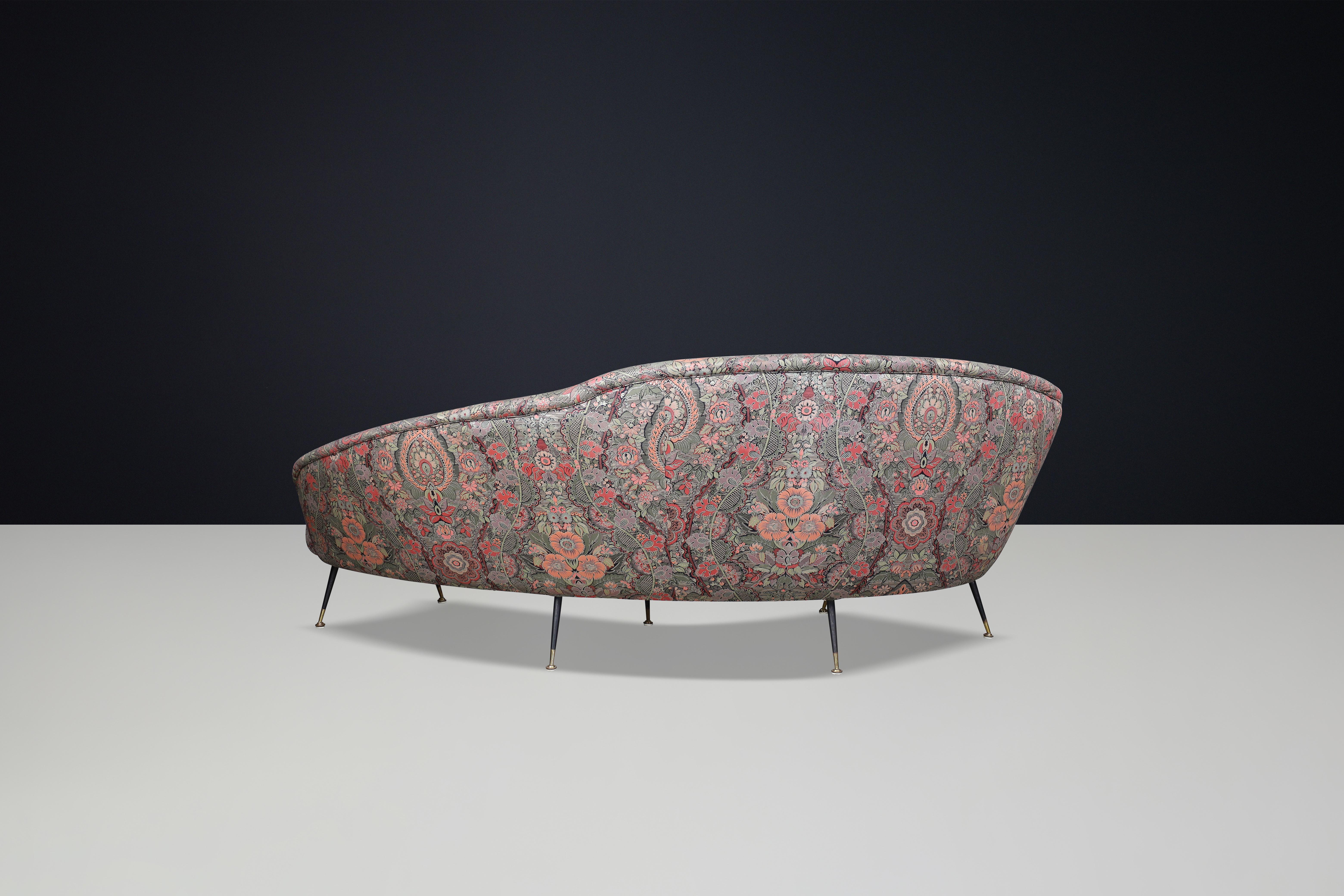 Federico Munari Curved Sofa in Original Floral Upholstery with Brass Feet, Italy For Sale 6