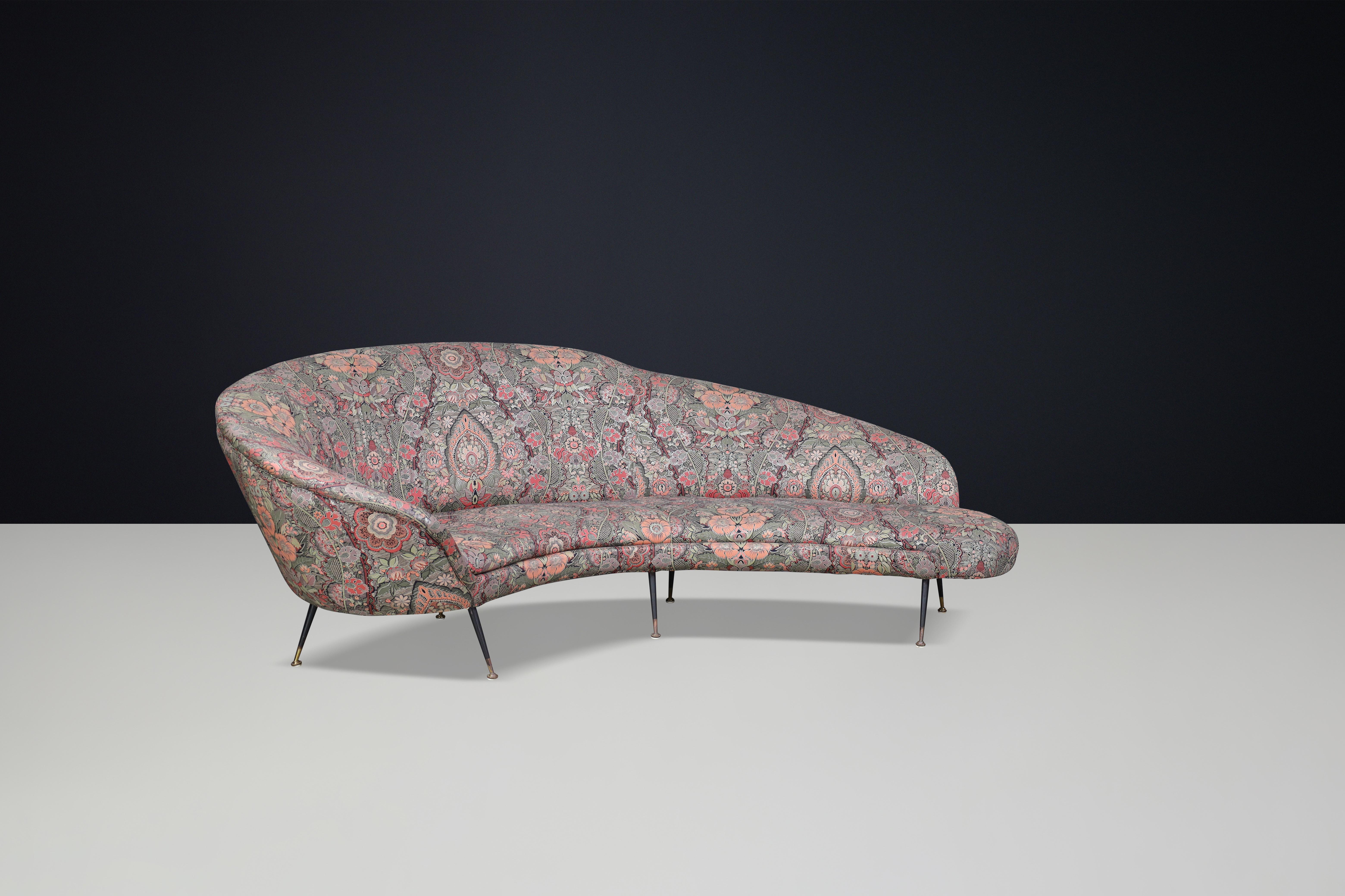 Federico Munari Curved Sofa in Original Floral Upholstery with Brass Feet, Italy For Sale 7