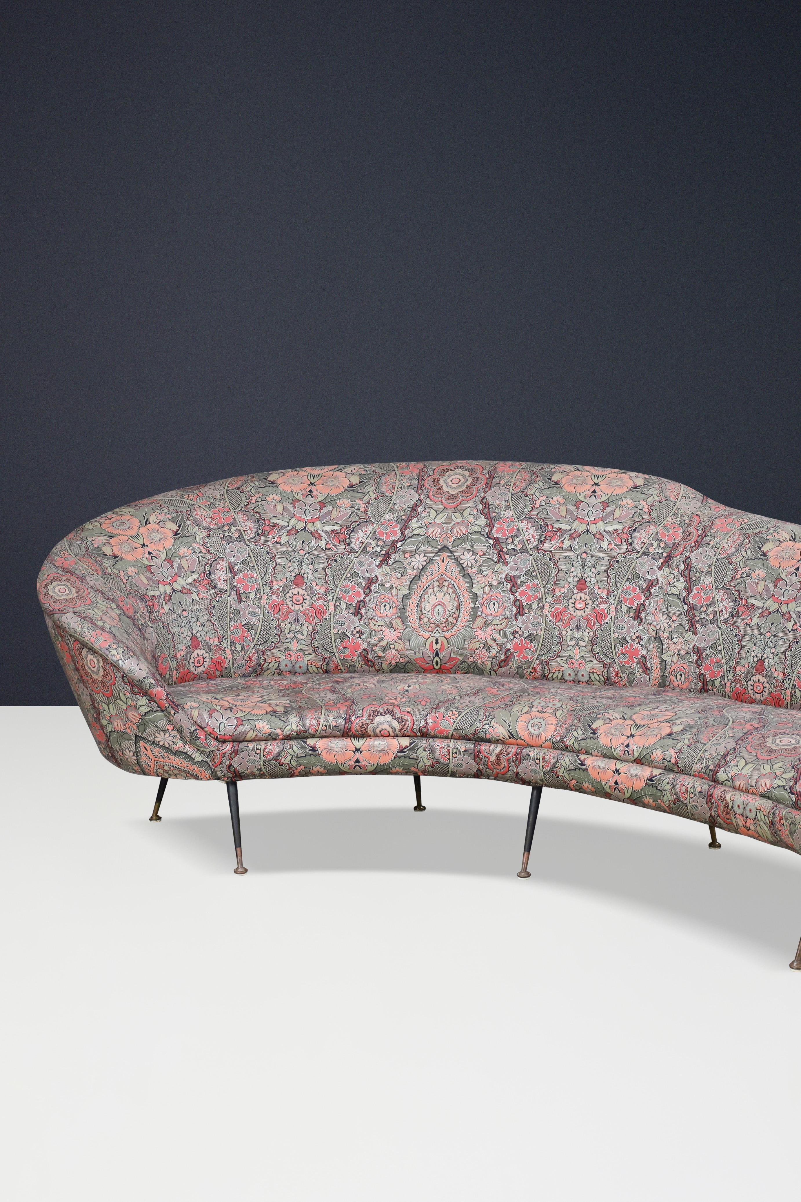 Federico Munari Curved Sofa in Original Floral Upholstery with Brass Feet, Italy For Sale 8
