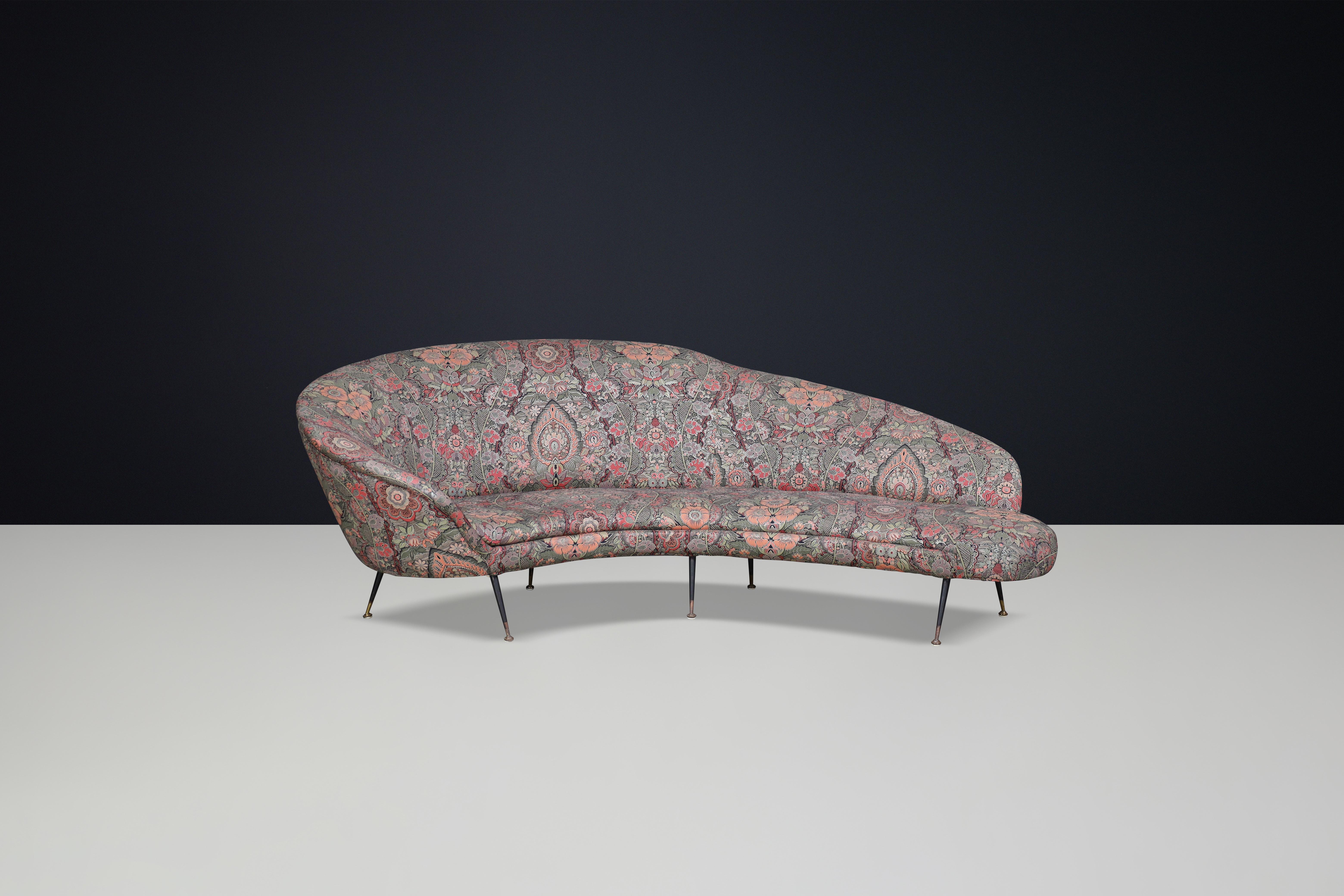 Federico Munari Curved Sofa in Original Floral Upholstery with Brass Feet, Italy, 1950s

Immerse yourself in the elegance of mid-century design with this stunning curved sofa, crafted by the renowned Federico Munari in Italy during the 1950s. This
