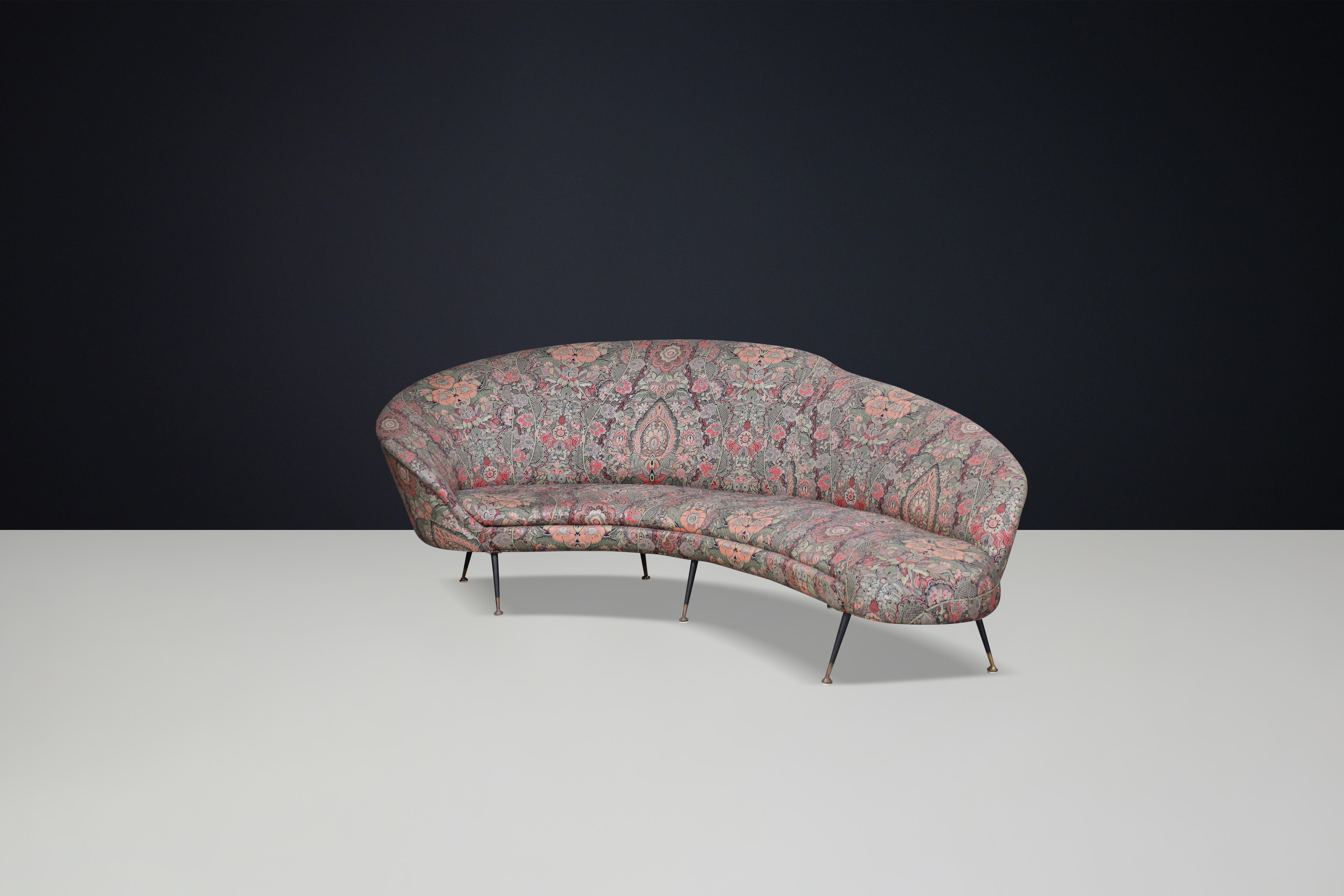 Mid-Century Modern Federico Munari Curved Sofa in Original Floral Upholstery with Brass Feet, Italy For Sale