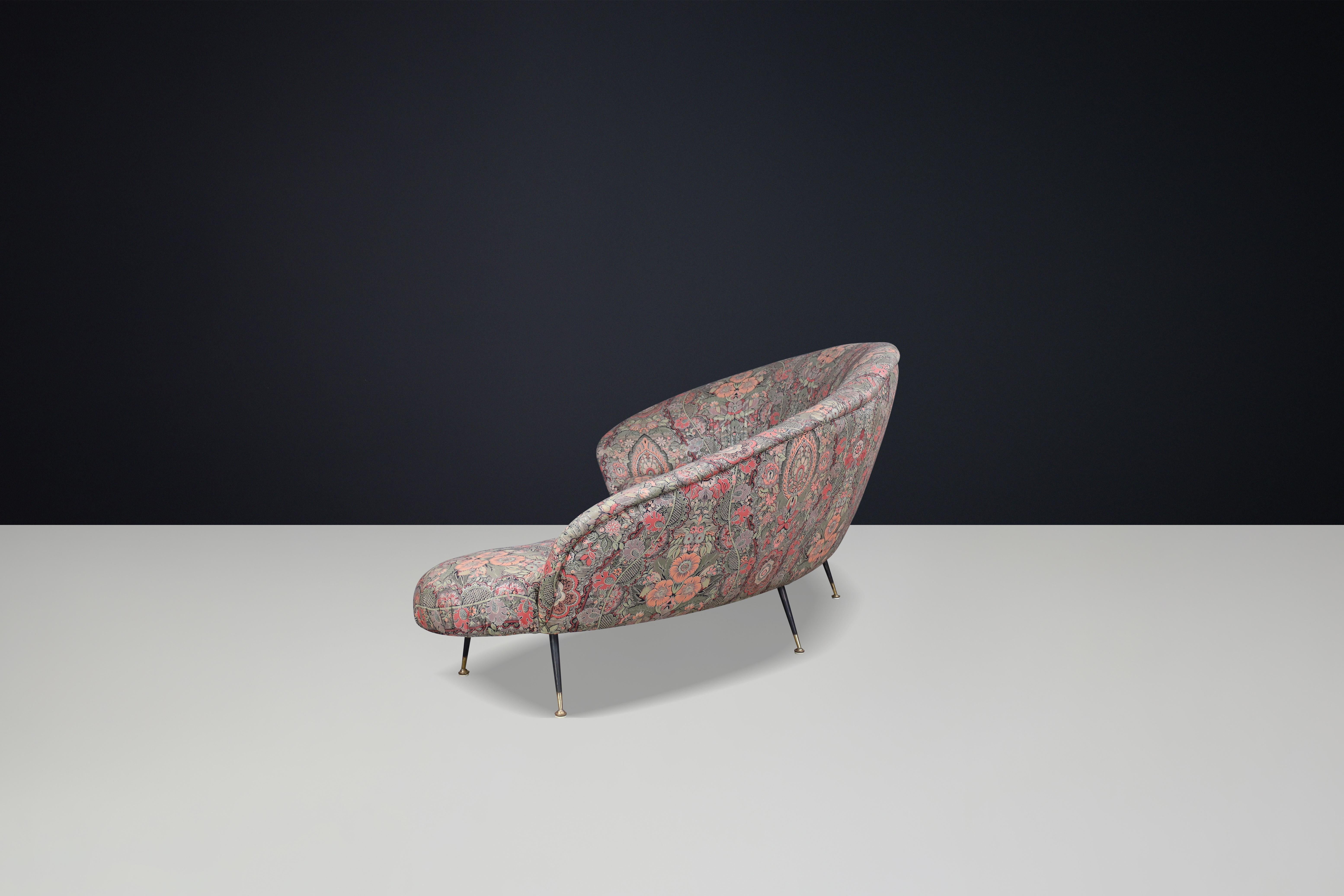20th Century Federico Munari Curved Sofa in Original Floral Upholstery with Brass Feet, Italy For Sale