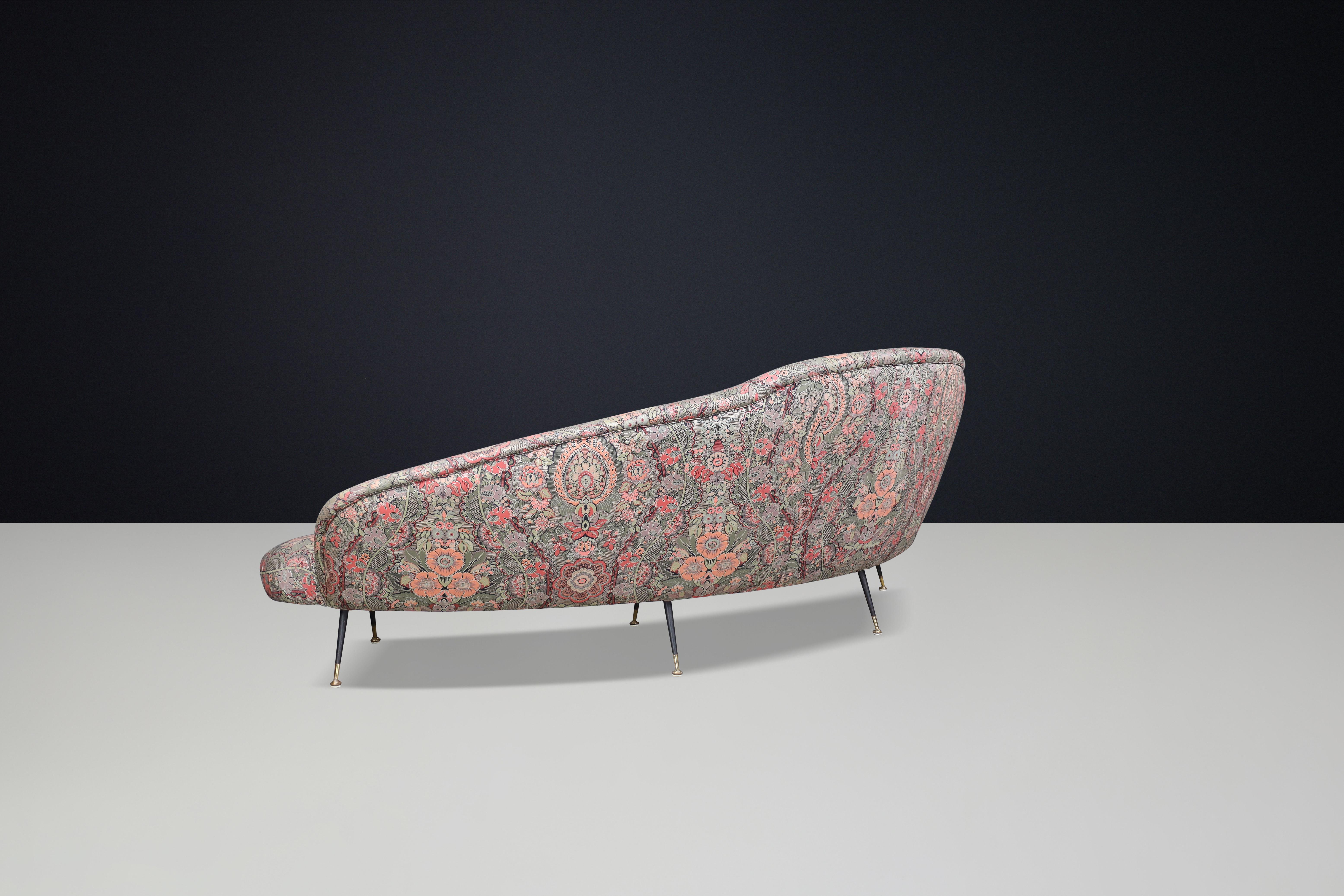 Federico Munari Curved Sofa in Original Floral Upholstery with Brass Feet, Italy For Sale 1