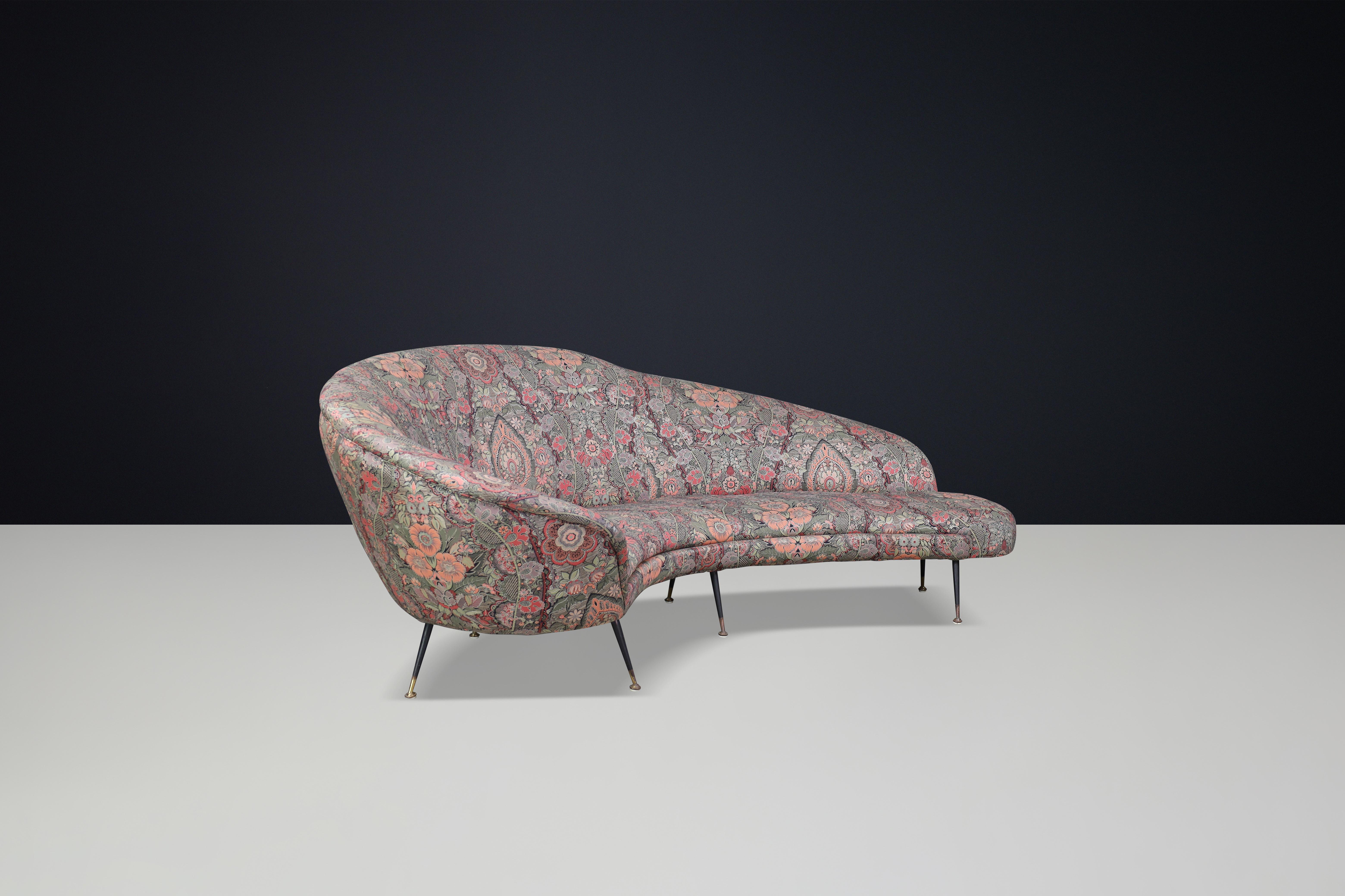 Federico Munari Curved Sofa in Original Floral Upholstery with Brass Feet, Italy For Sale 2