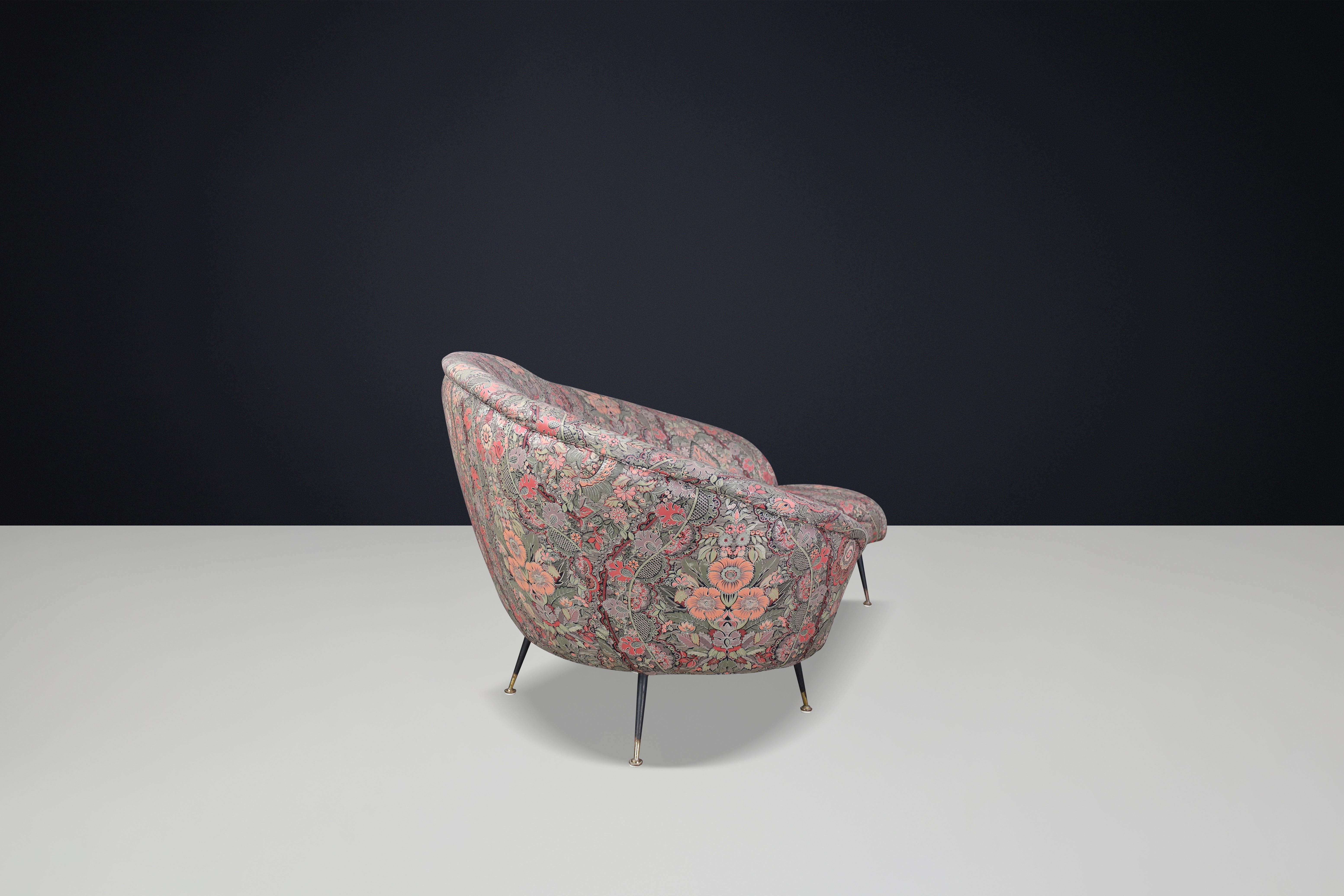 Federico Munari Curved Sofa in Original Floral Upholstery with Brass Feet, Italy For Sale 3
