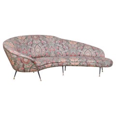 Federico Munari Gebogenes Sofa mit originaler geblümter Polsterung und Messingfüßen, Italien