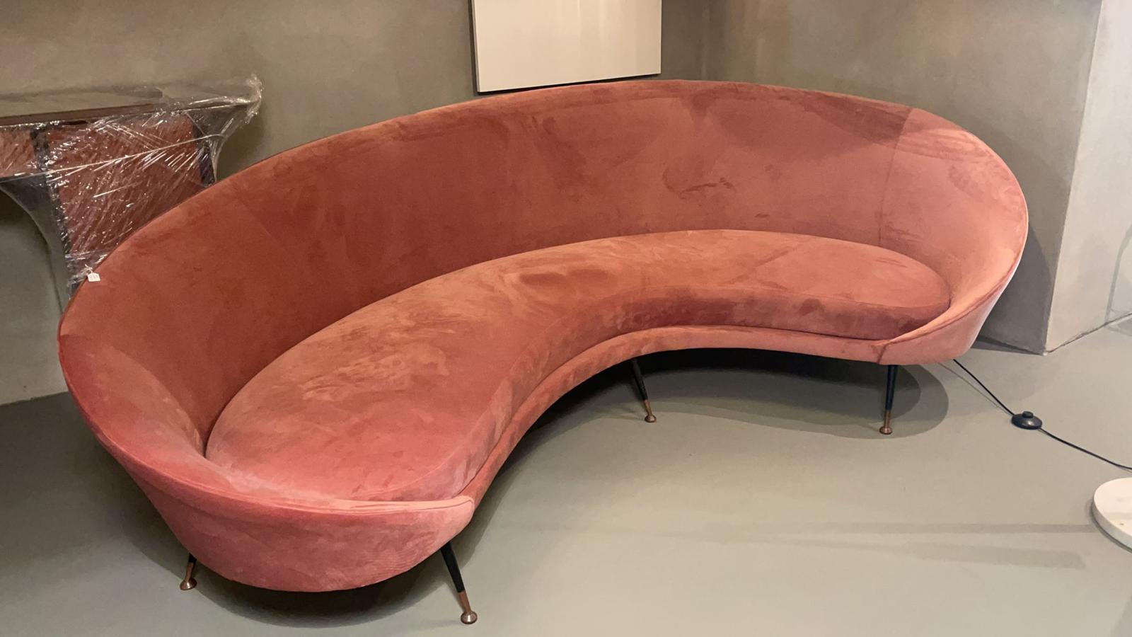 Mid-Century Modern Federico Munari Curved Sofa Reupholstered Pink Velvet Brass Feet, Italy, 1951