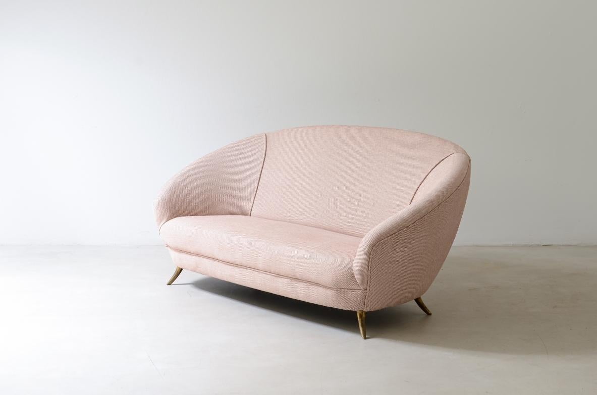 Mid-Century moderno Federico Munari. Elegante divano a due posti con piedi in bronzo. in vendita