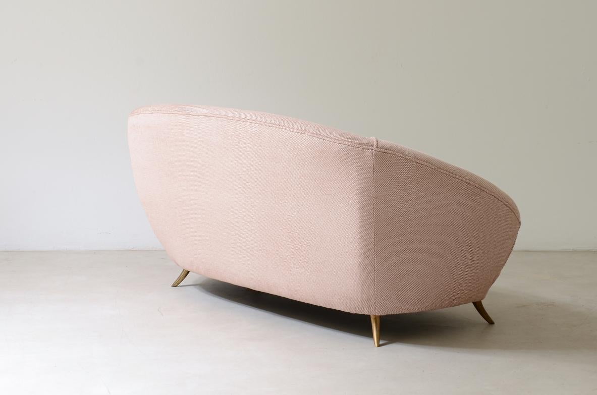 Italiano Federico Munari. Elegante divano a due posti con piedi in bronzo. in vendita