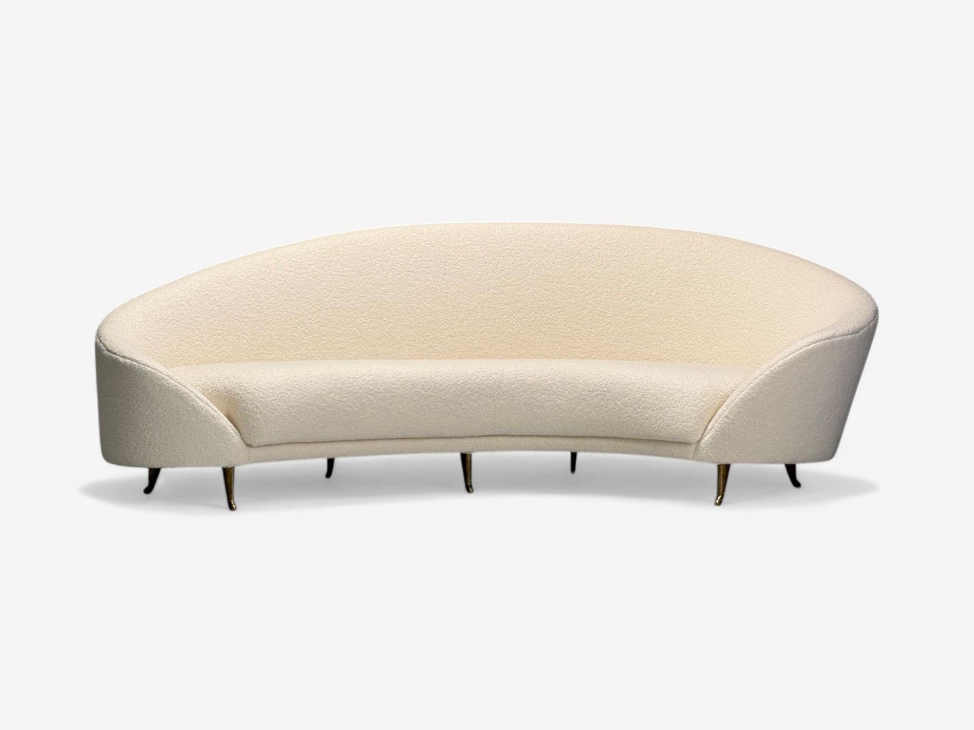 Federico Munari, moderne italien, Boucle blanche, bronze, Italie, années 1950

Canapé incurvé en boucle blanche et bronze, conçu et produit par Federico Munari en Italie au milieu du XXe siècle. Ce meuble a été récemment recouvert d'une luxueuse