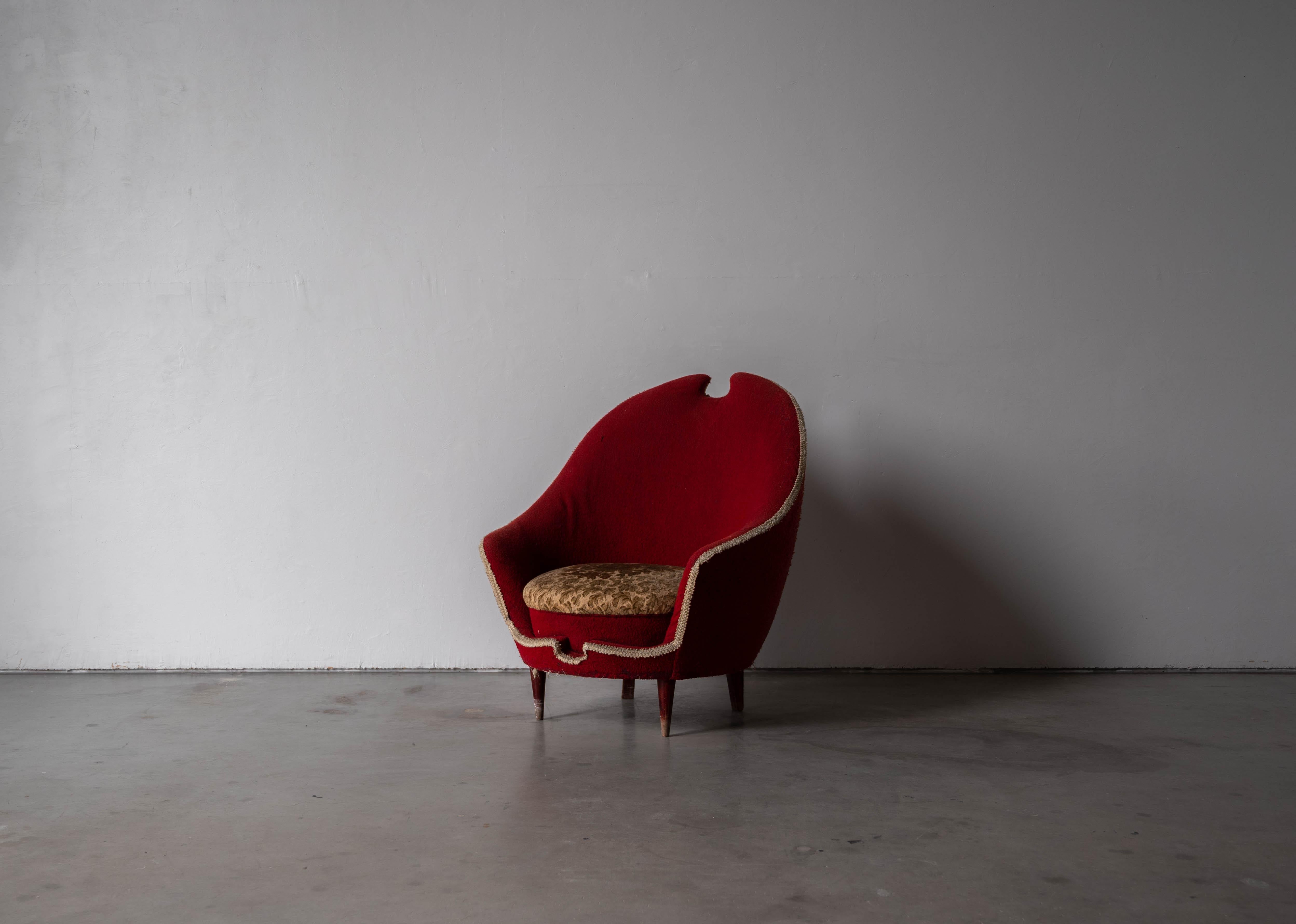A wood and red fabric lounge chair designed by Federico Munari. Produced in Italy, 1950s.