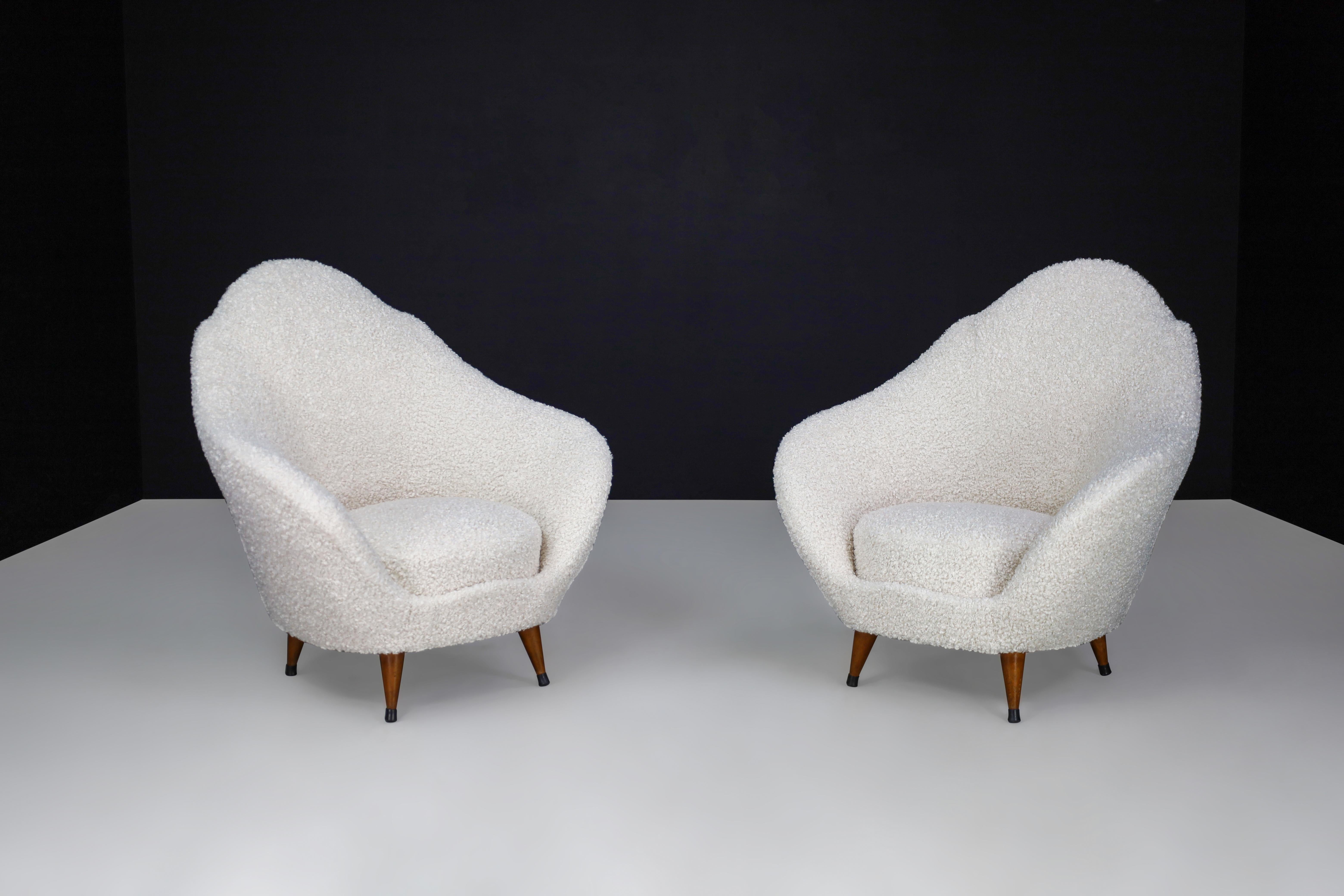 Federico Munari Lounge Chairs with Conical Feet and Teddy Upholstery, Italy 1940s.
The lounge chairs we have for sale are an exceptional mid-century design by Federico Munari from Italy in the 1940s. These chairs have undergone reupholstering in