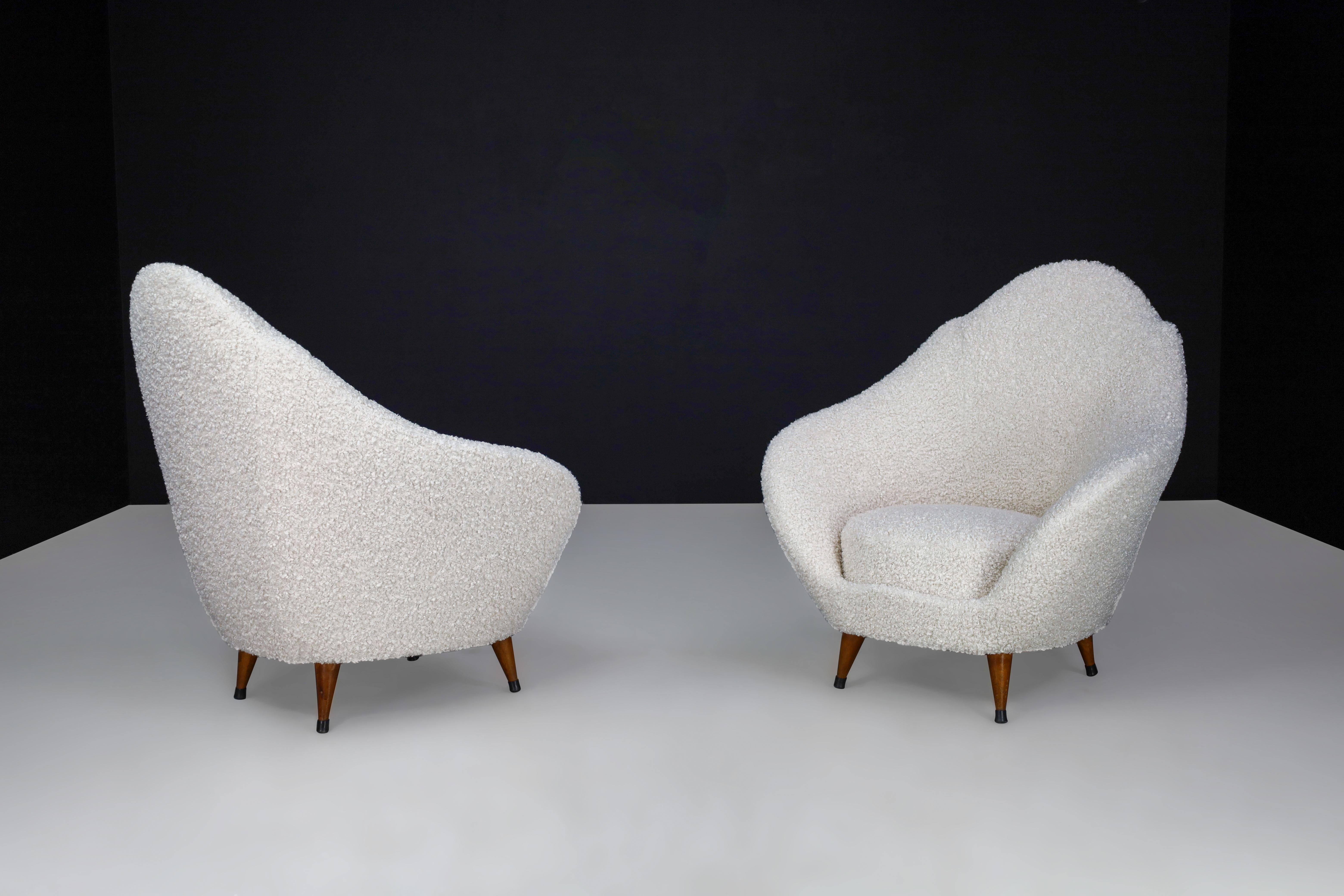 Mid-Century Modern Federico Munari Lounge Chairs with Conical Feet and Teddy Upholstery, Italy 1940 For Sale