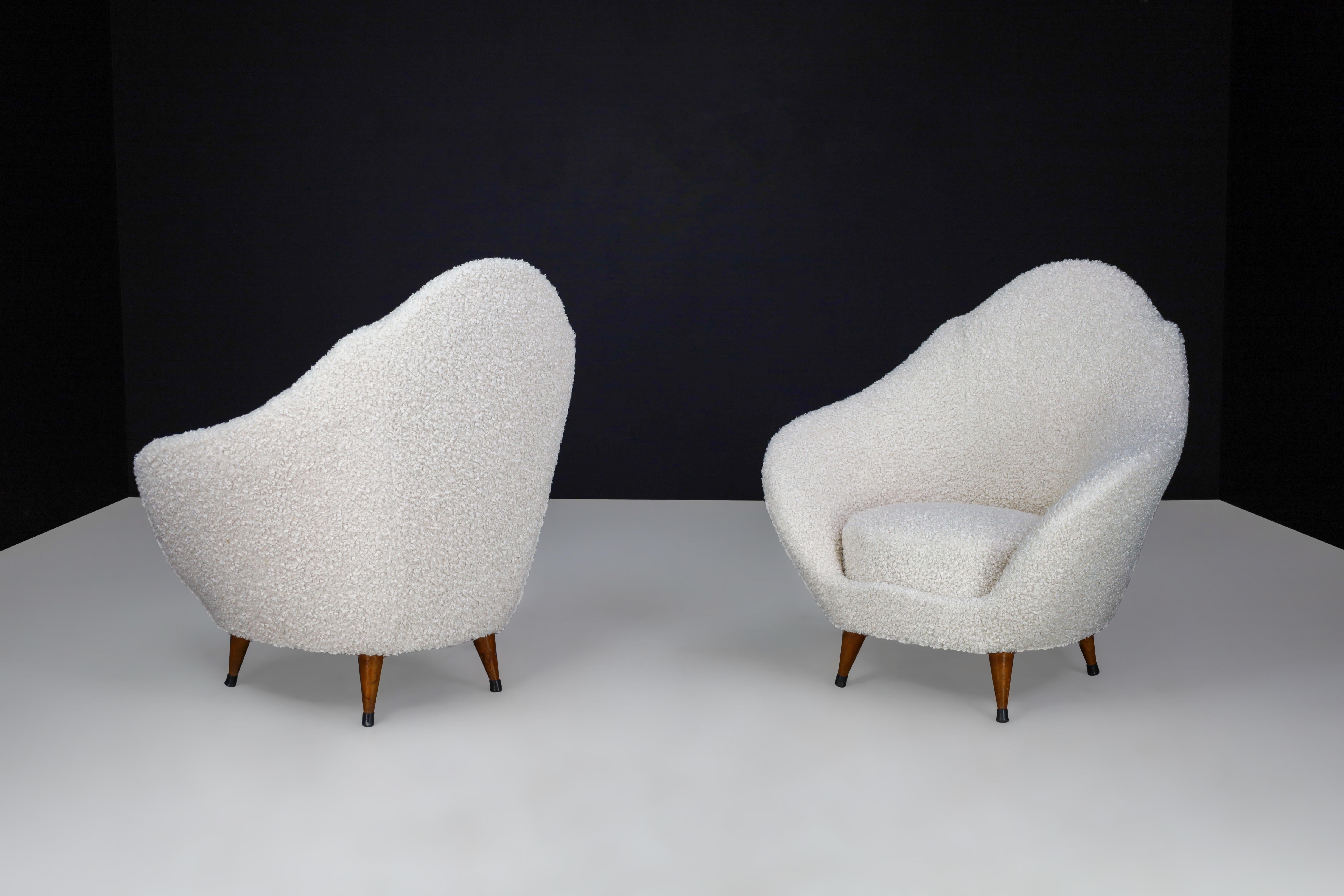 Italian Federico Munari Lounge Chairs with Conical Feet and Teddy Upholstery, Italy 1940 For Sale