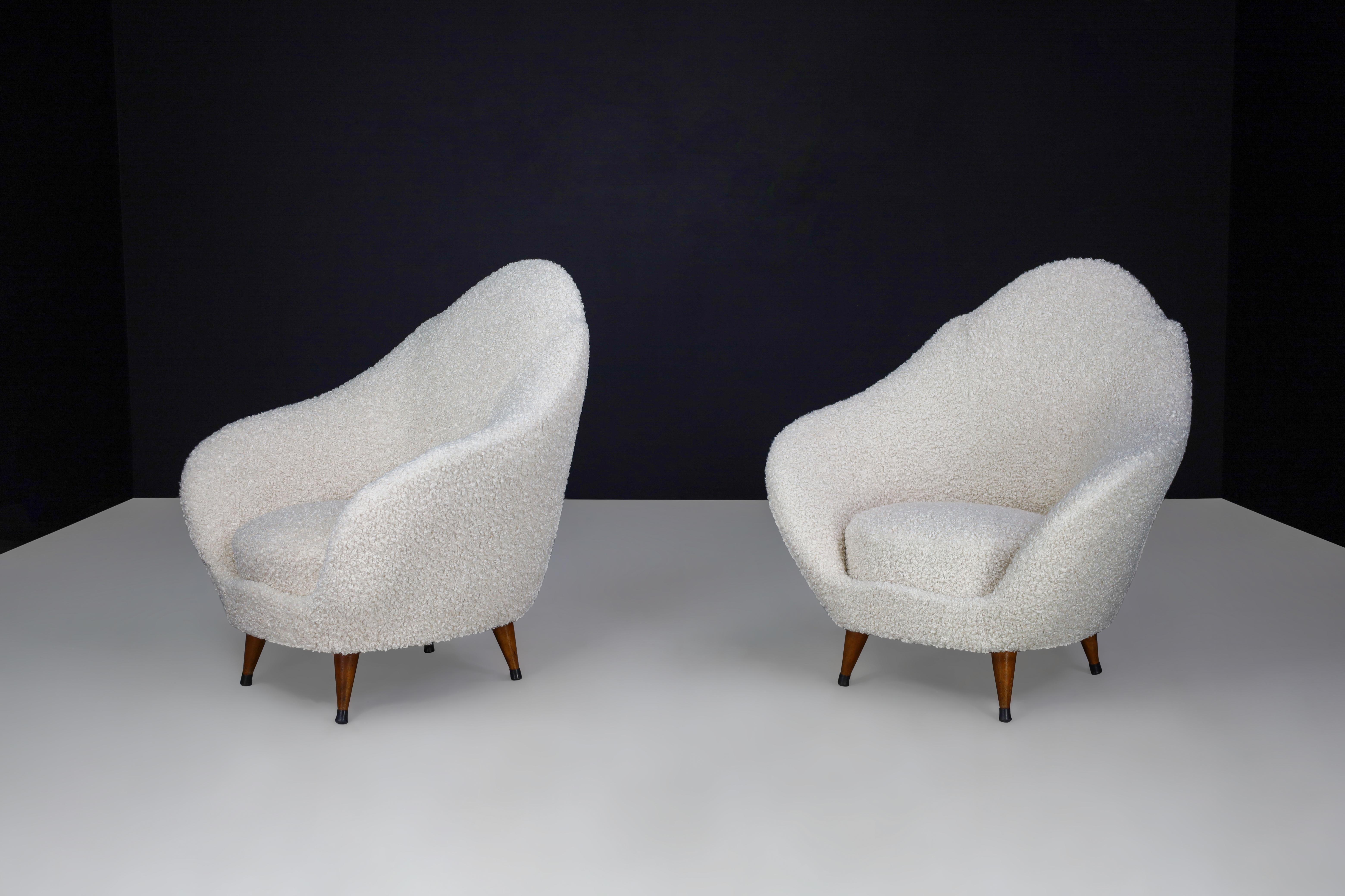 Federico Munari Lounge Chairs with Conical Feet and Teddy Upholstery, Italy 1940 In Good Condition For Sale In Almelo, NL