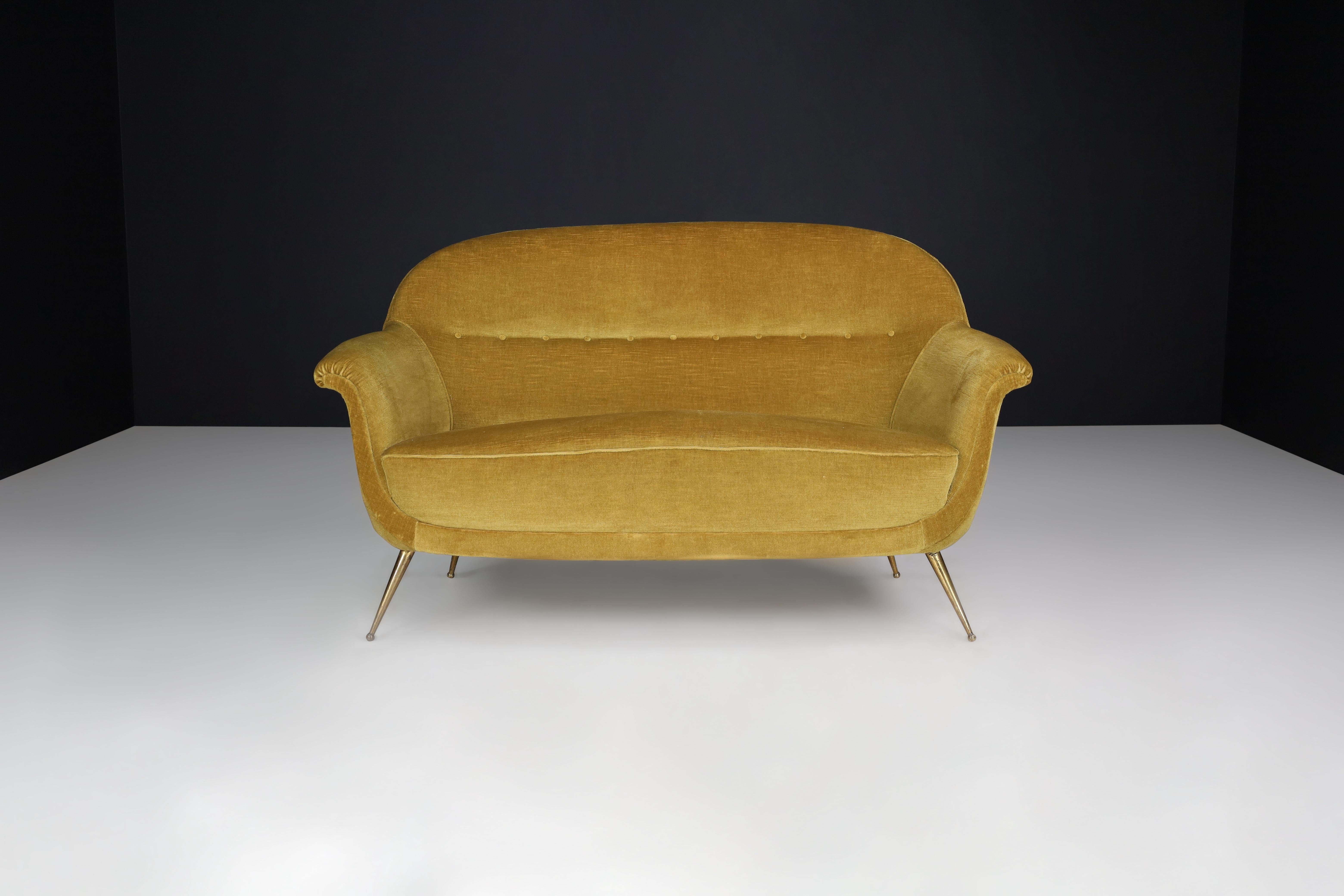 Federico Munari Loveseat in Velvet and Brass, Italy, the 1950s

This is an original loveseat created by Federico Munari in Italy during the 1950s. It features brass feet and is upholstered in original velvet, ensuring maximum comfort. Though it