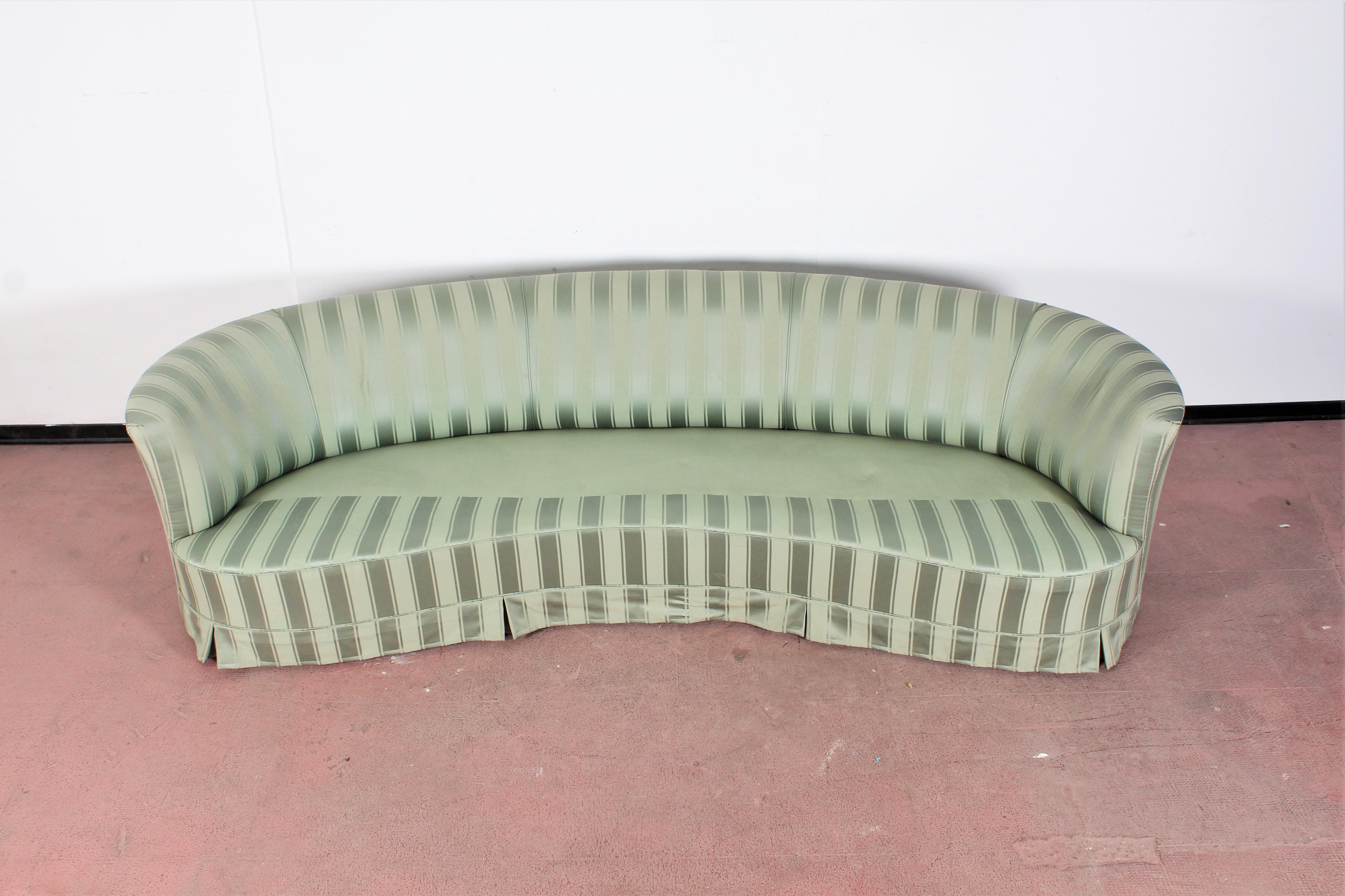 Huge and elegant curved sofa, in wood and green fabric. Attributed to Federico Munari, 1950s, Italy.
Wear consistent with age and use.