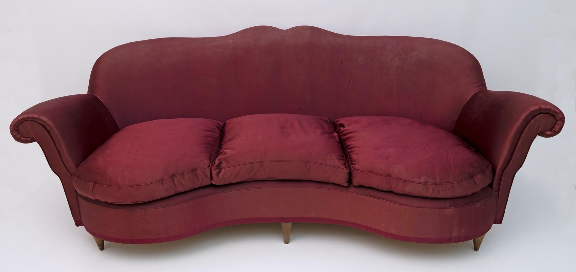 Beautiful curved sofa designed by Federico Munari in the early 1950s, this model is very rare and is one of the first models designed by Munari. The satin covering is original from the time but it is recommended to replace it as you can see from the