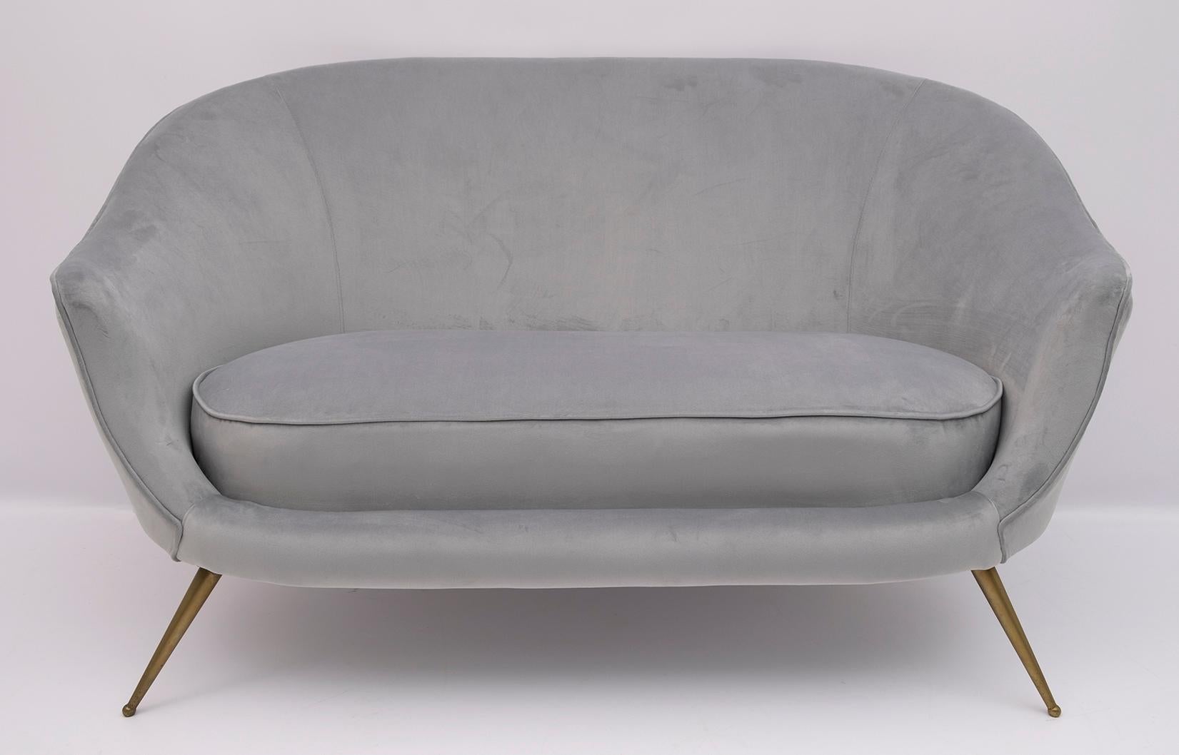 Belle paire de fauteuils et canapé courbe conçus par Federico Munari au début des années 1950. La tapisserie a été refaite en velours.

Le canapé mesure cm : L 147 x P 85 x H 87 x S 42.
