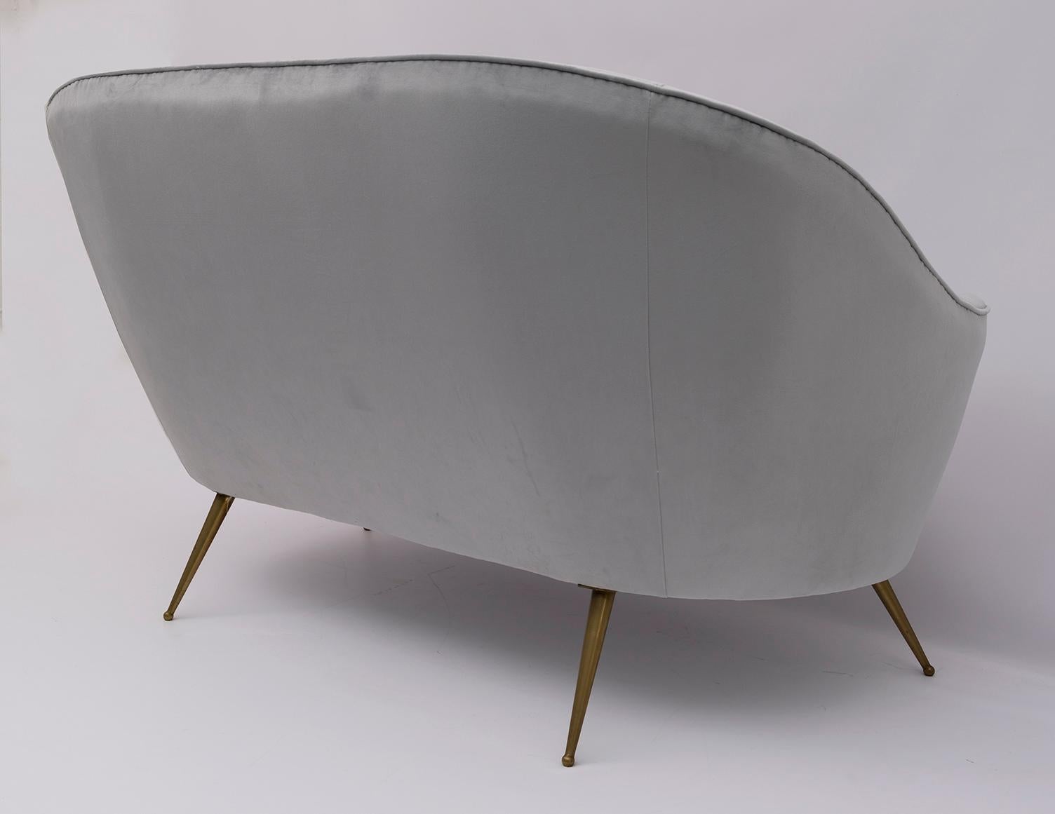 Brass Federico Munari Mid-Century Modern Italian Curved Velvet Sofa, 1950s For Sale