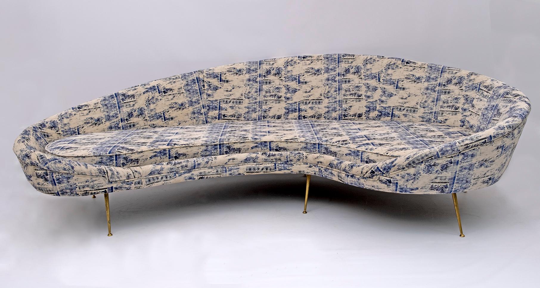 Federico Munari sofa Italian manufacture 1951. Charming sofa with a curved shape, upholstered in printed velvet on brass legs. Completely refurbished.