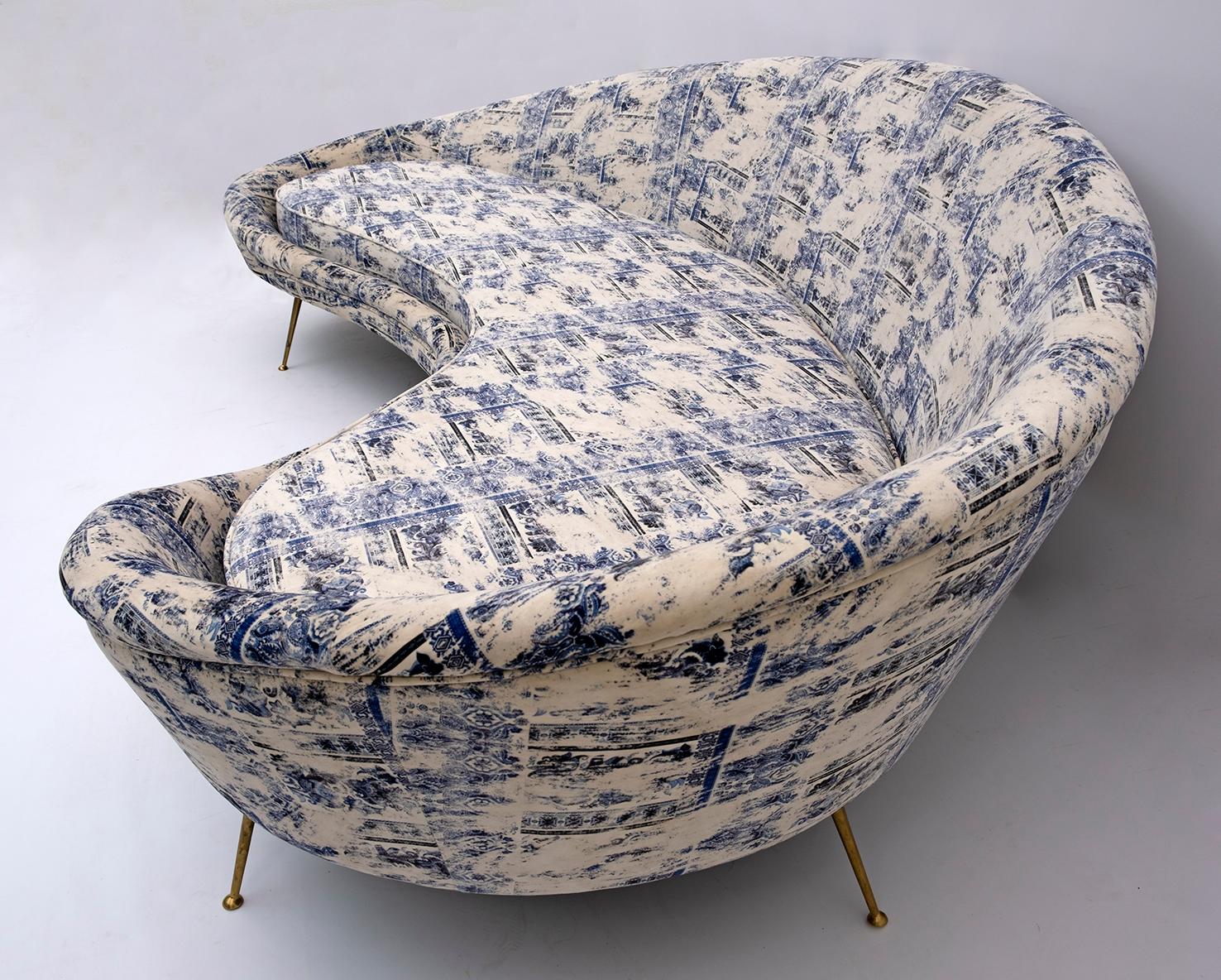 Federico Munari Mid-Century Modern Italian Velvet Curved Sofa, 1950s 1