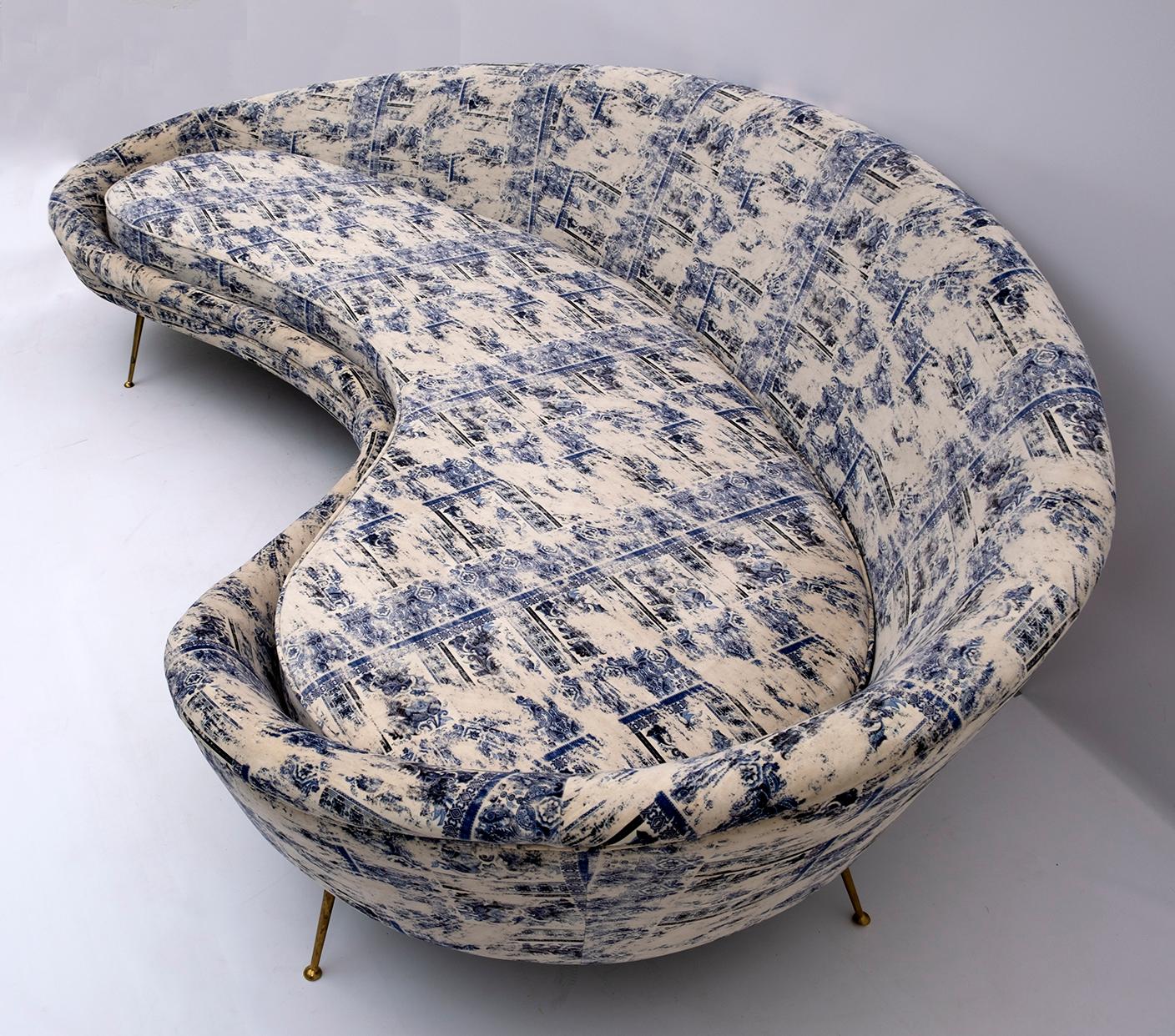 Federico Munari Mid-Century Modern Italian Velvet Curved Sofa, 1950s 2