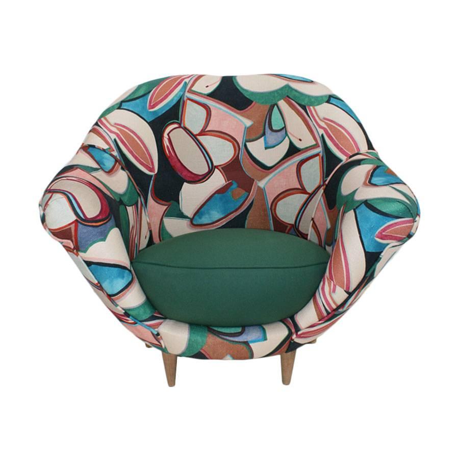 Mid-Century Modern pair of armchairs designed by Federico Munari. Made of solid wood structure, reupholstered in different pattern linen fabric, model 