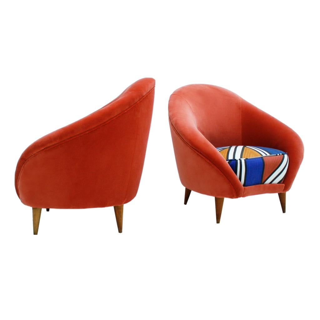 Pair of Italian armchairs designed by Federico Munari. Structure and legs made of solid wood.
Backrest reupholstered in coral cotton velvet fabric designed by India Mahdavi, edited by French textile company Pierre Frey and seat reupholstered in