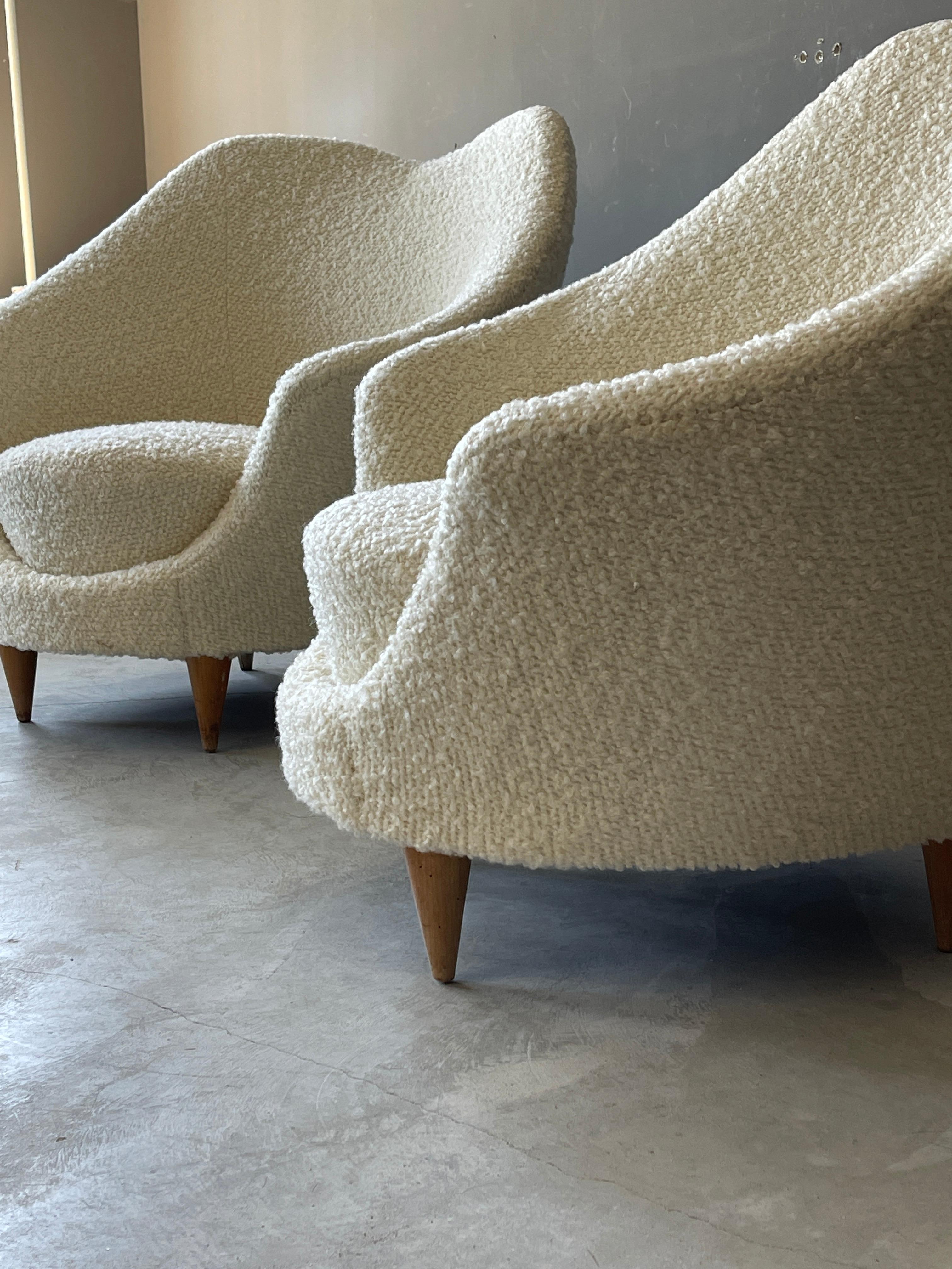 Mid-Century Modern Federico Munari, Organic Lounge Chairs, Wood, White Bouclé Fabric, Italy, 1950s