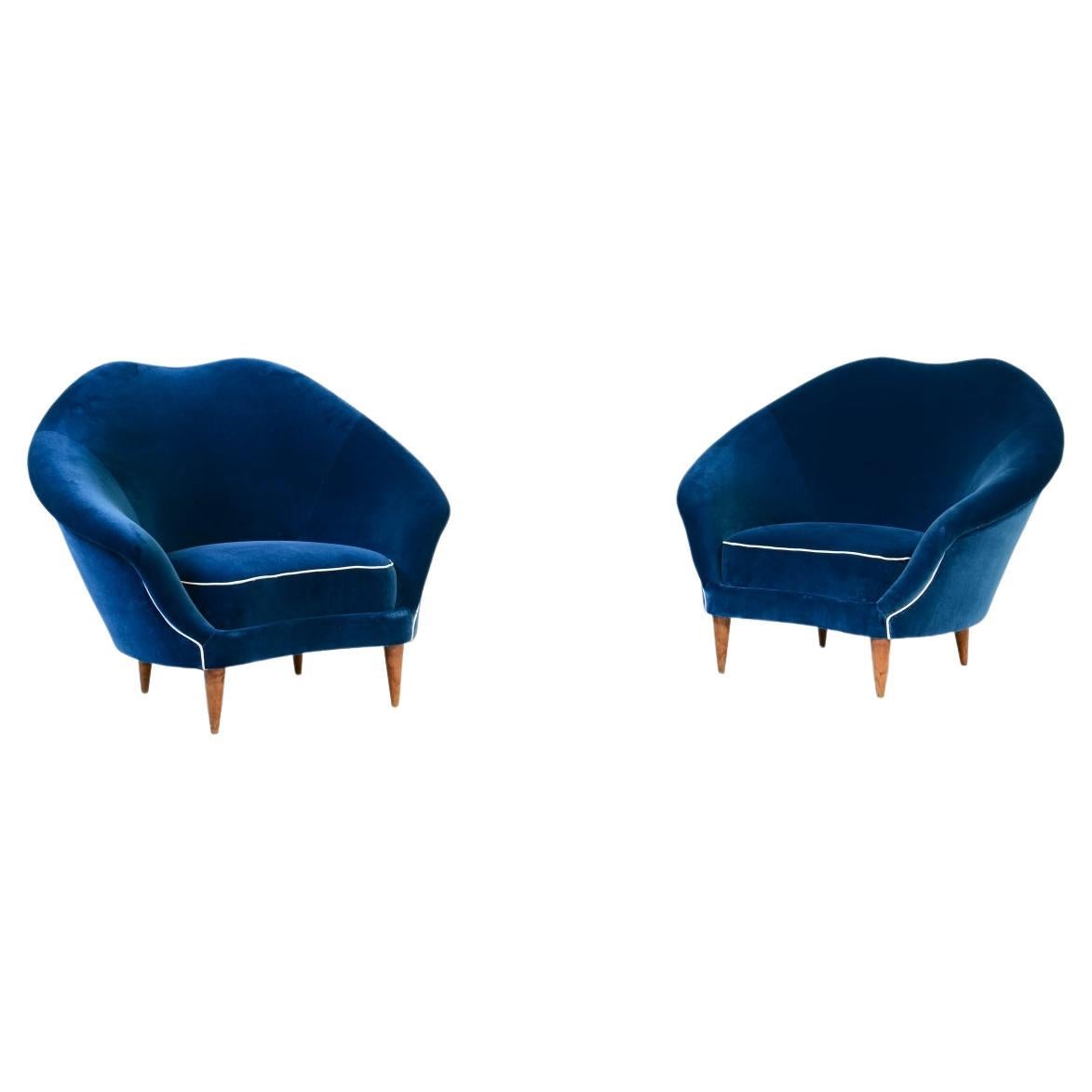 COD-1894
Federico Munari

Pair of armchairs upholstered in velvet and cotton.

Italian manufacture around 1950.