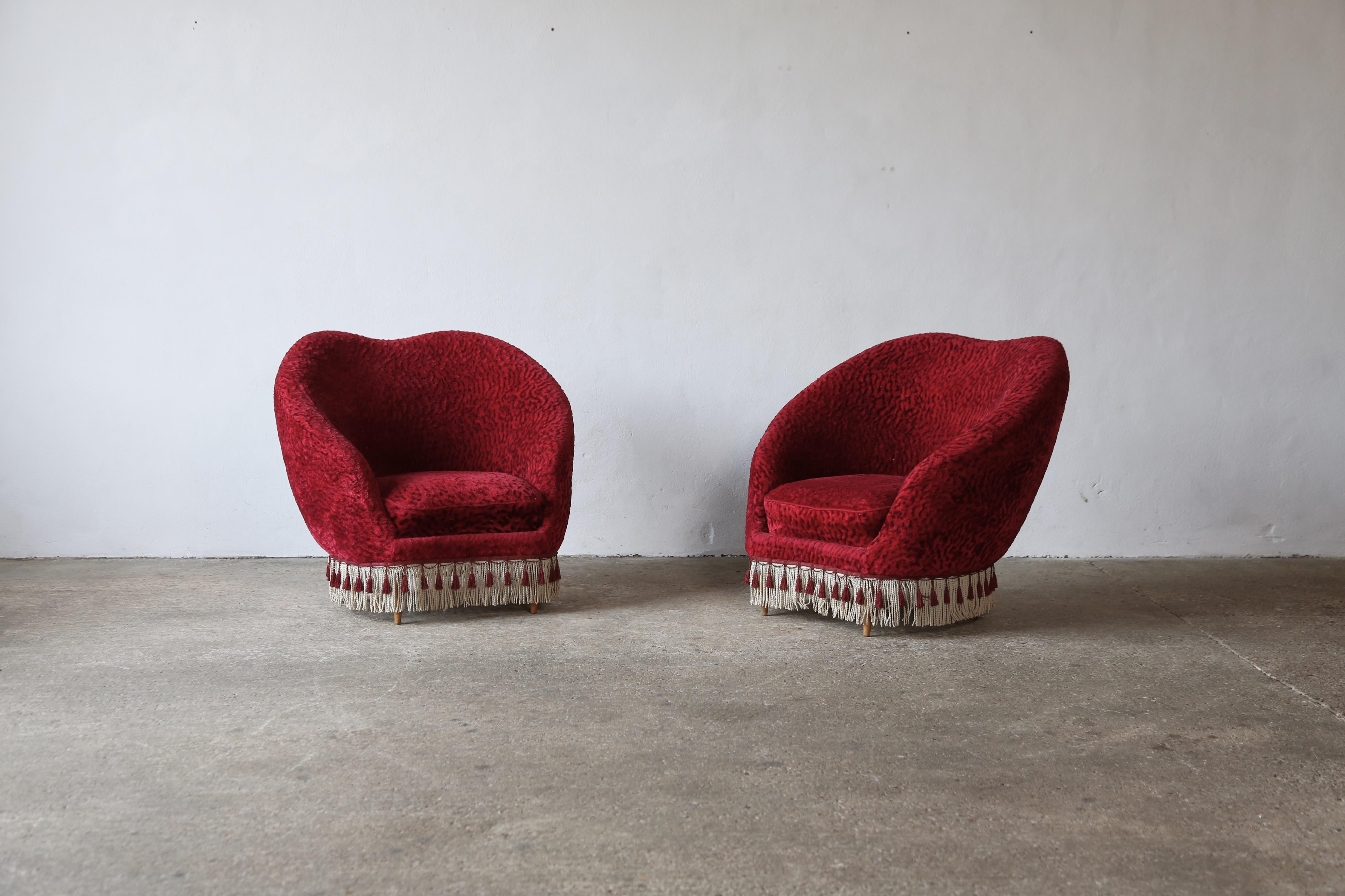 A pair of Federico Munari lounge chairs, produced in Italy in the 1950s. Ready to use as are or suitable for customer to reupholster.   Fast shipping worldwide.







