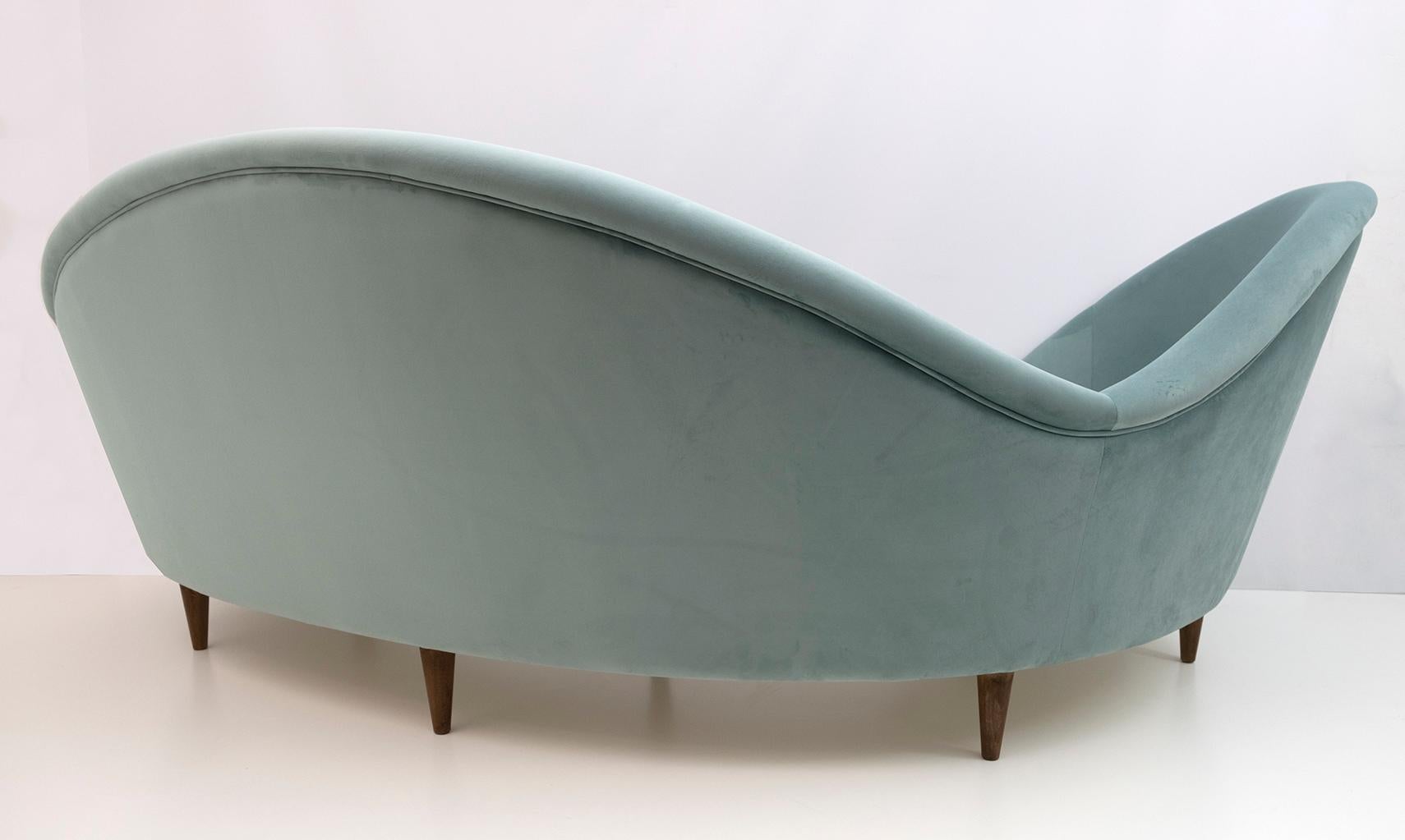 Federico Munari Style Mid Century Modern Italian Velvet Curved Sofa For Sale 4